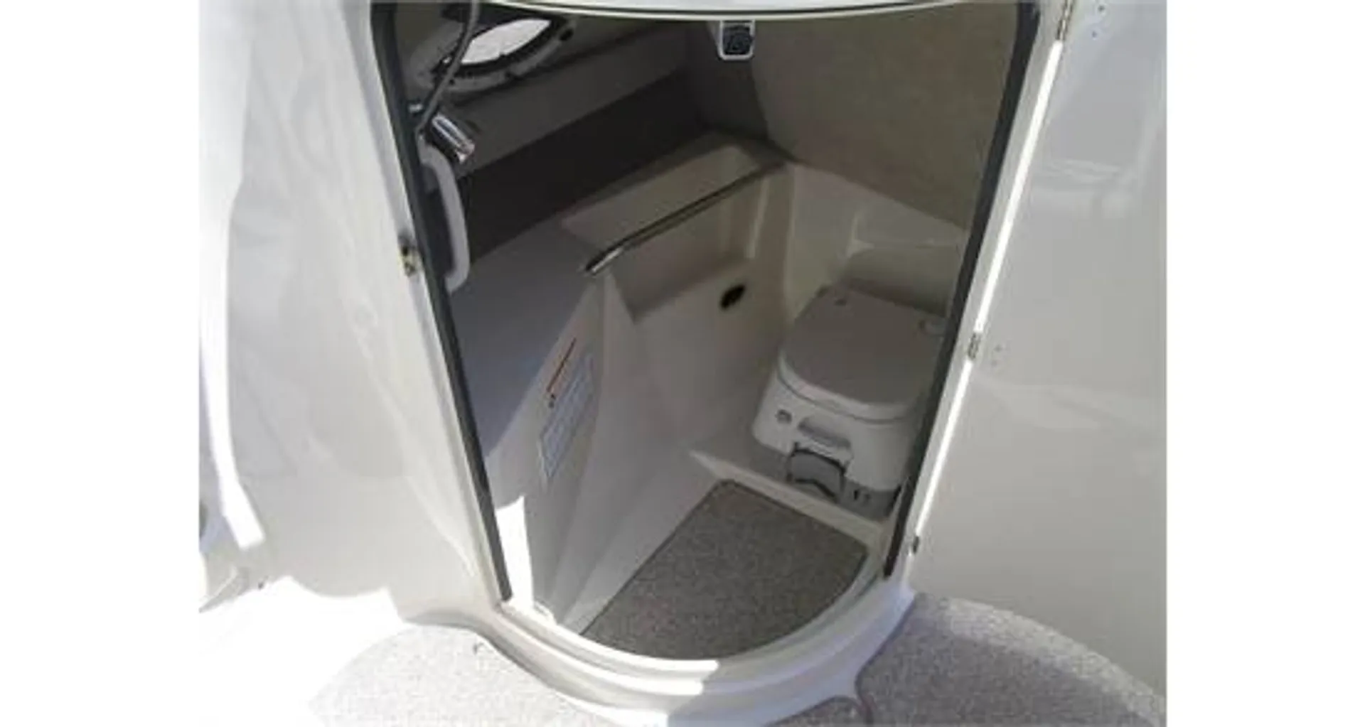 Stingray Boats 215LR Open Bow in Wyoming, MI — photo 6