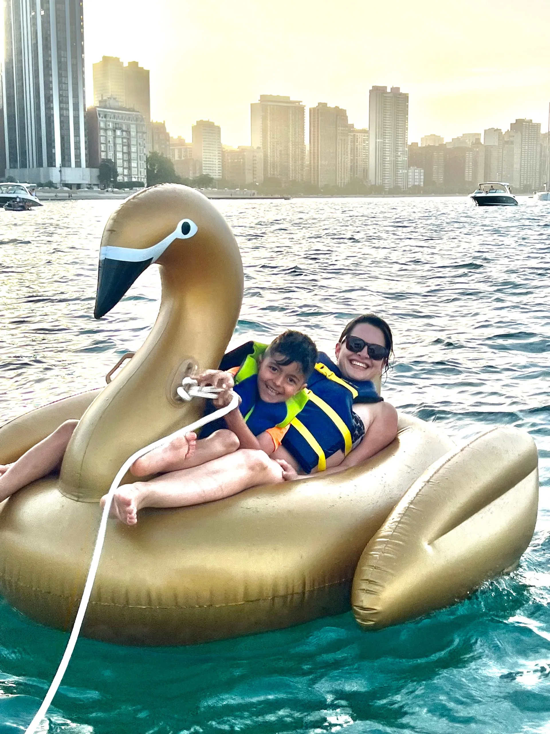 Boatschicago - Motor Boat for rent at Downtown Chicago