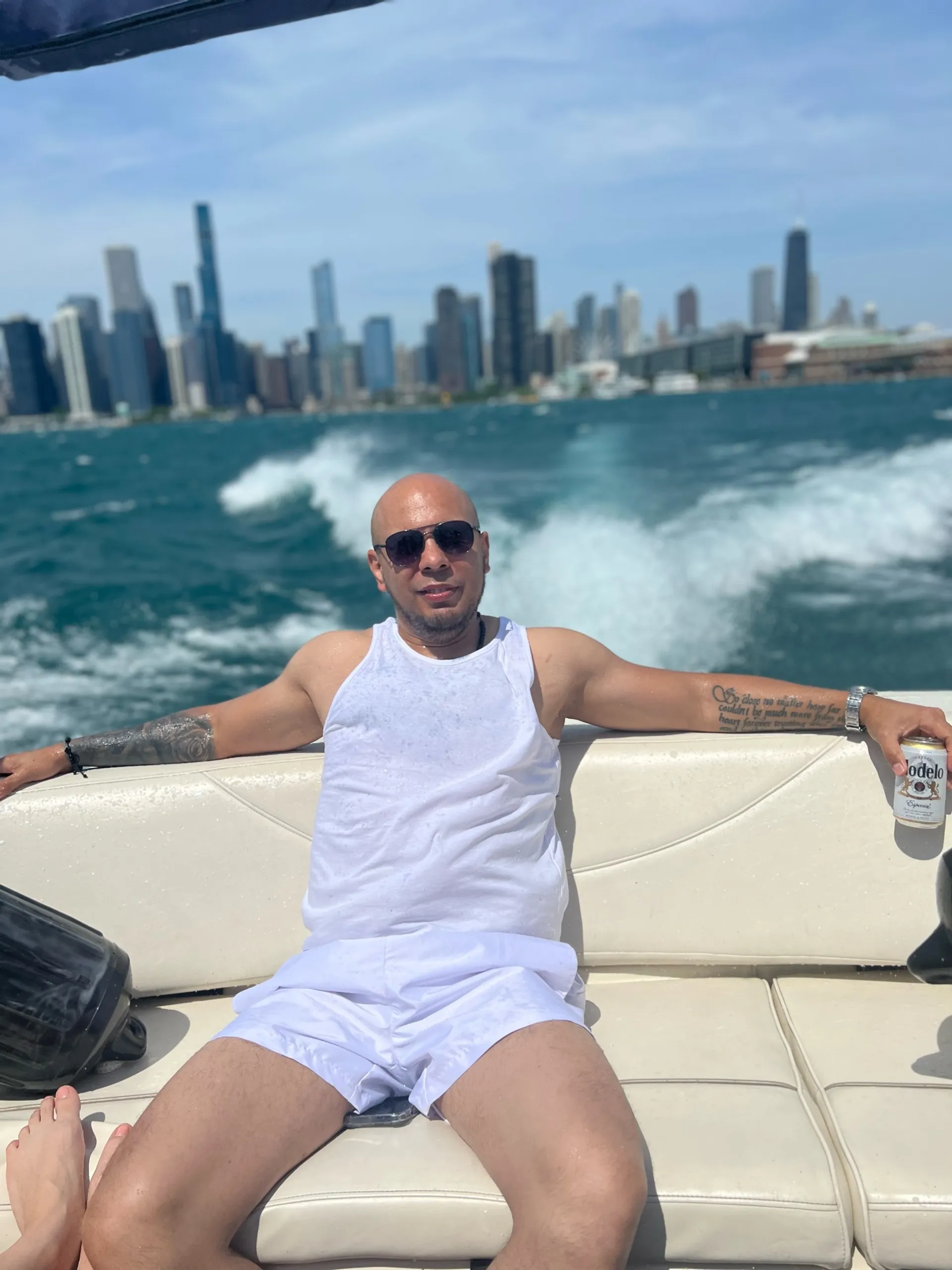 Boatschicago - Motor Boat for rent at Downtown Chicago