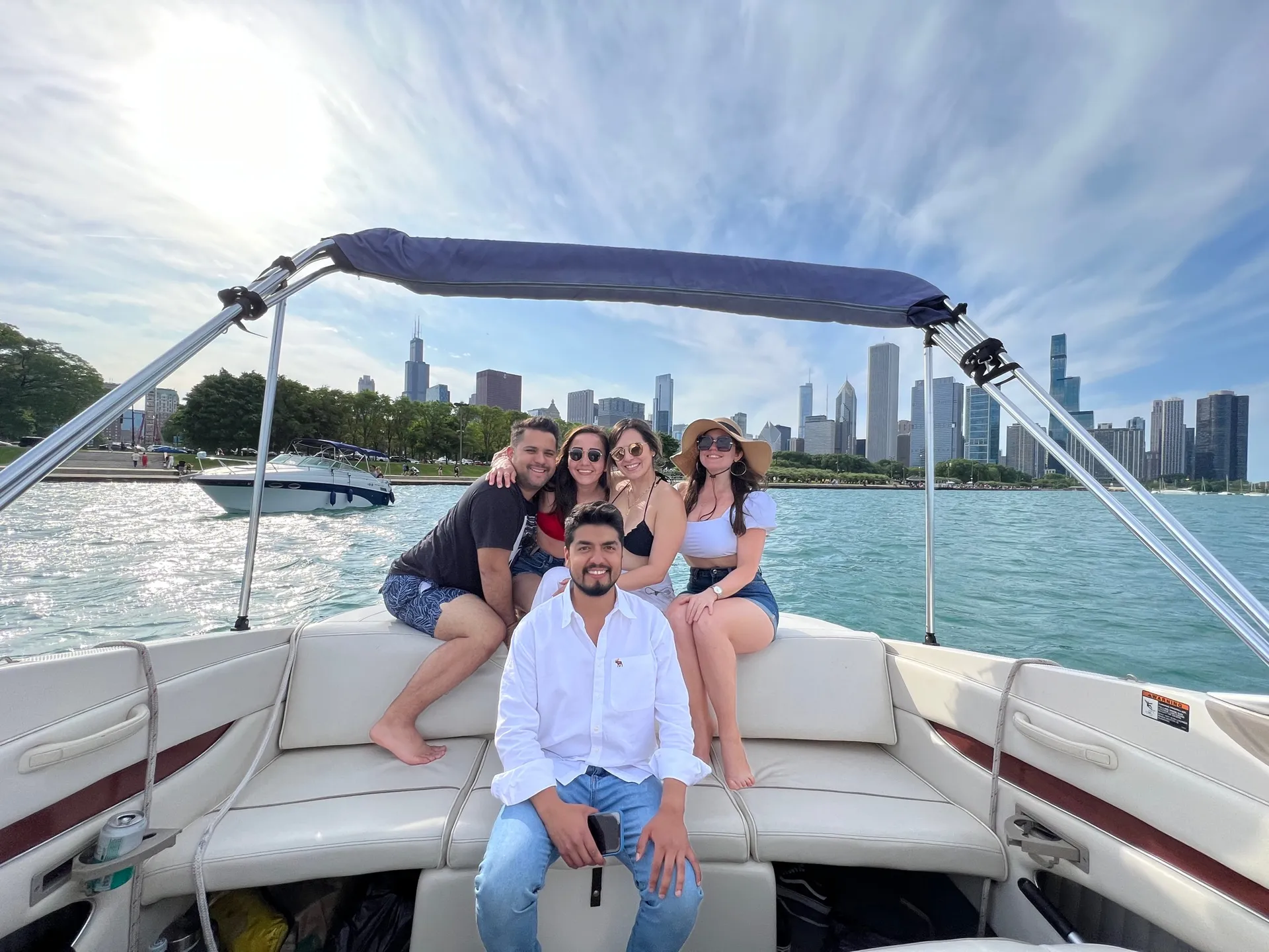 Boatschicago - Motor Boat for rent at Downtown Chicago