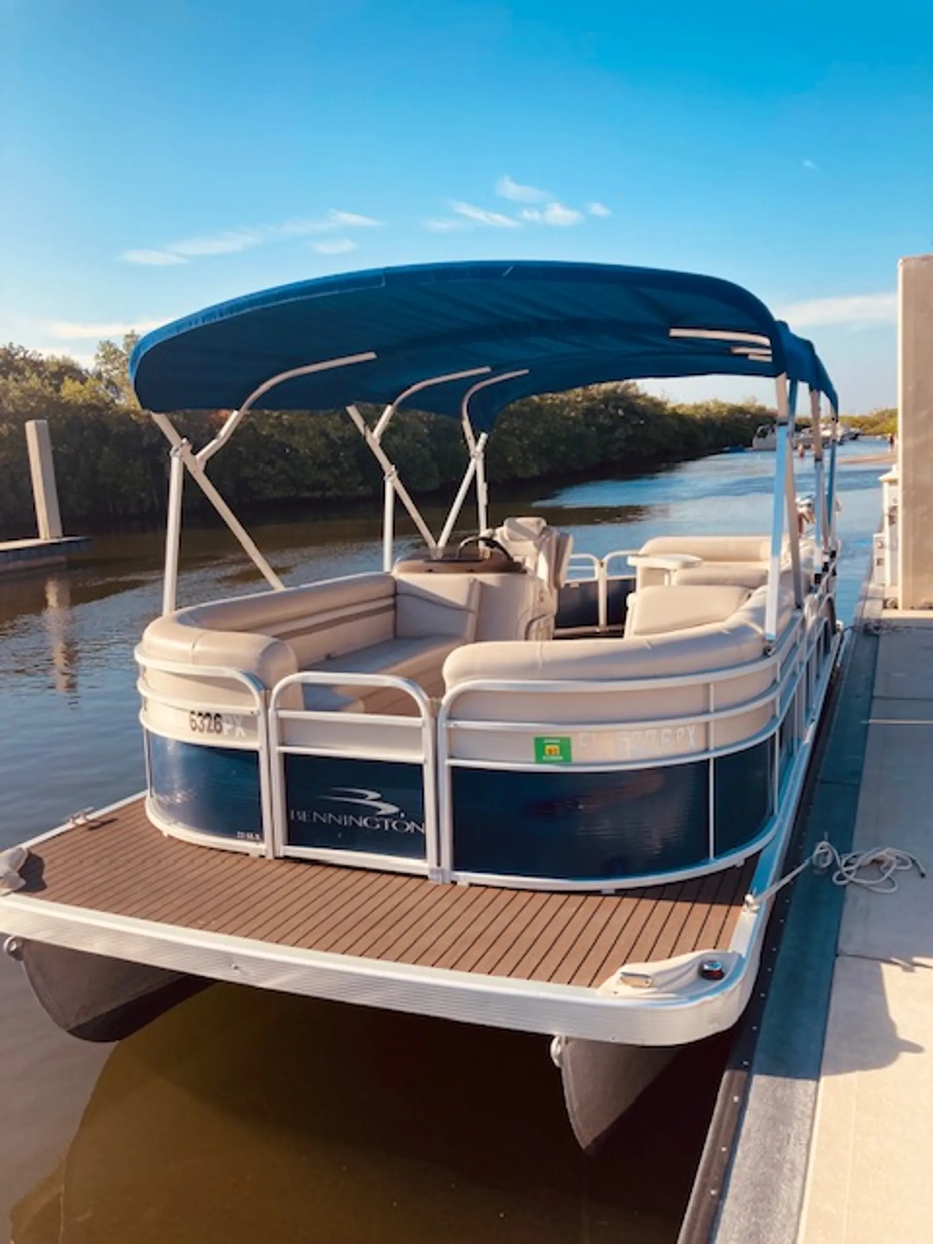 22 ft PONTOON FREE GAS