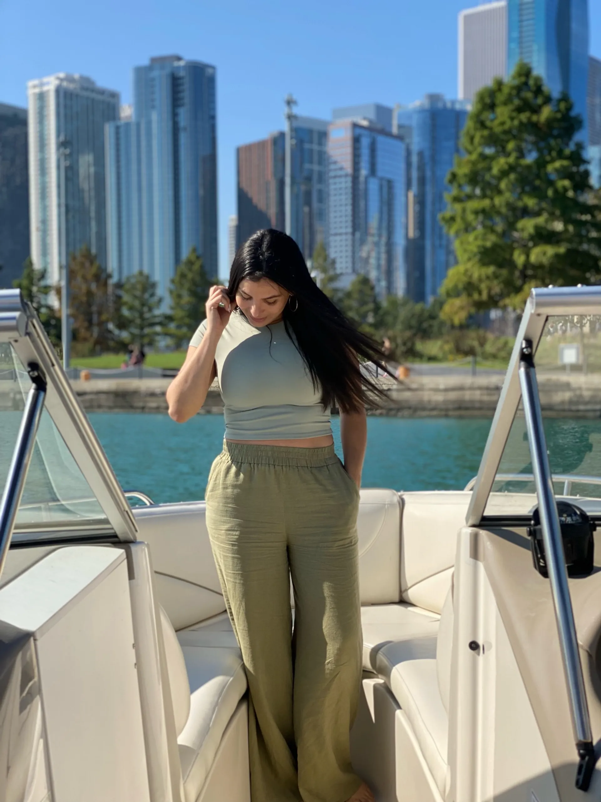 Boatschicago - Motor Boat for rent at Downtown Chicago
