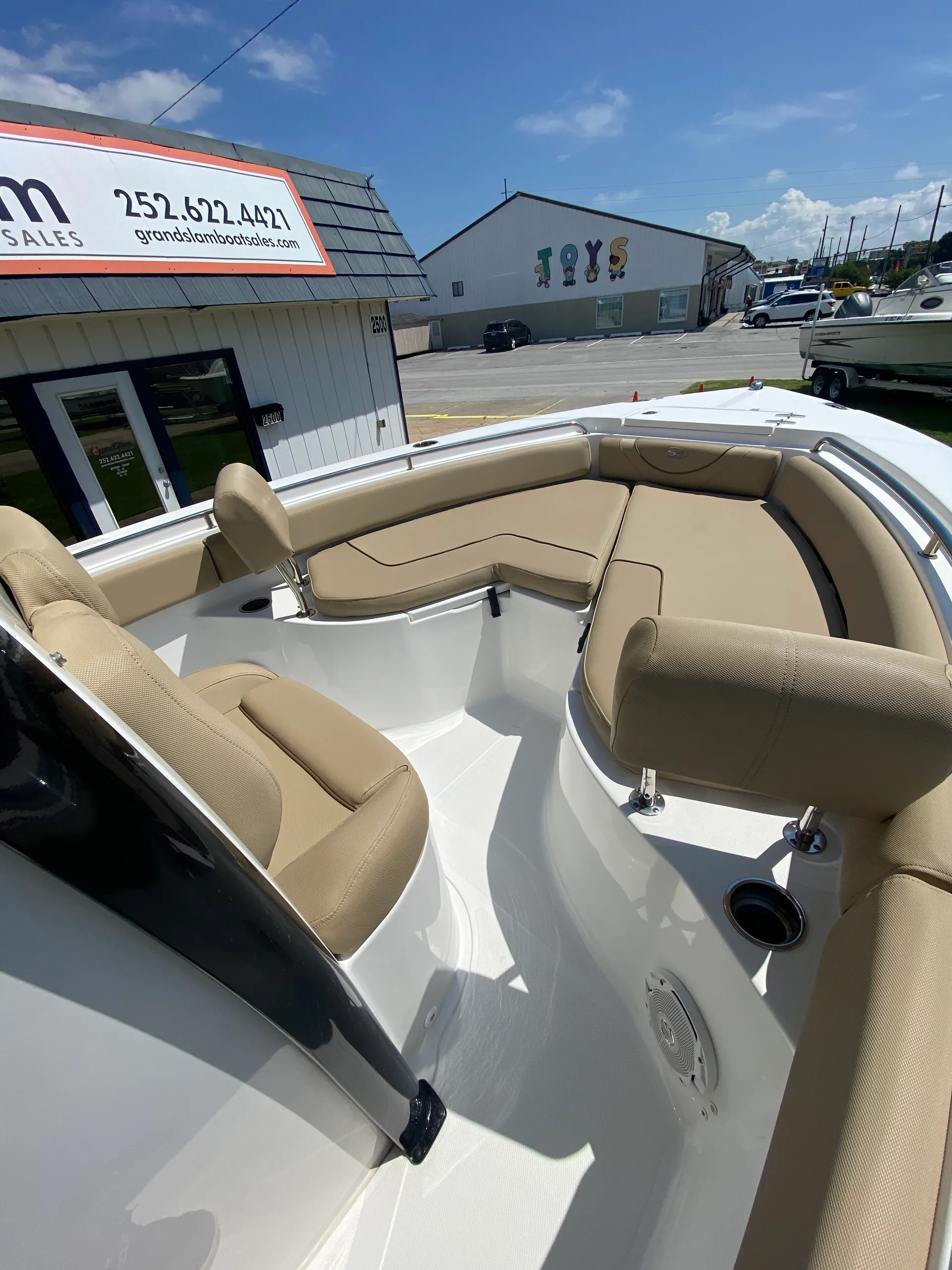 SEA HUNT BOATS ULTRA 235 SE in Bayboro, NC — photo 3