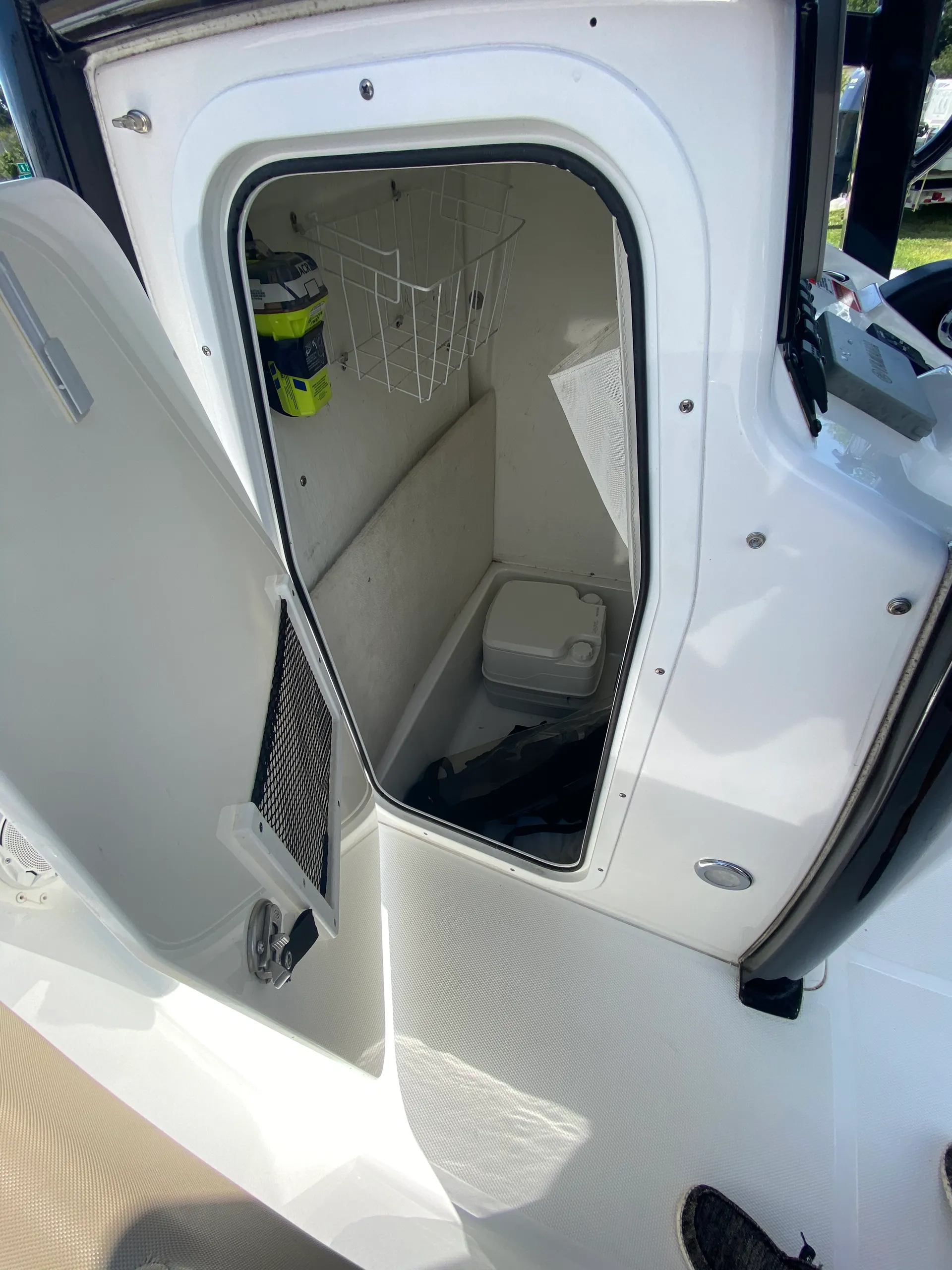 SEA HUNT BOATS ULTRA 235 SE in Bayboro, NC — photo 9