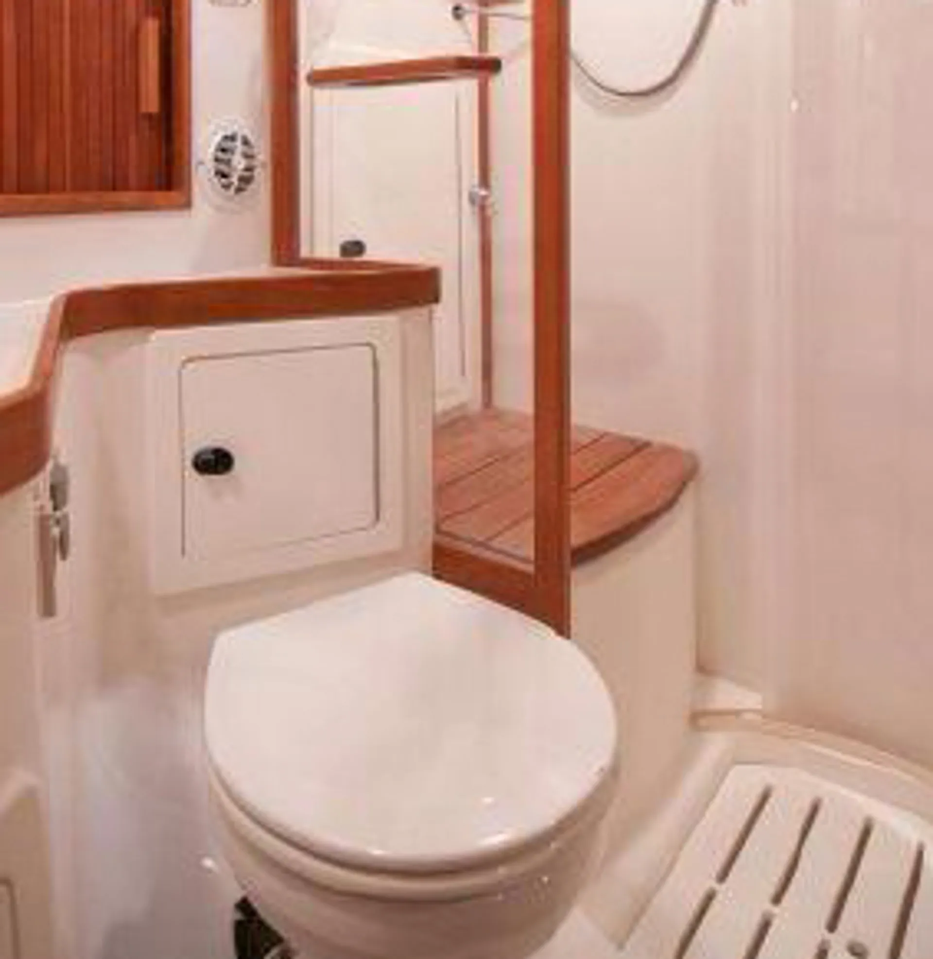 Cruise The Delta on a Classy 42' Sabre Yacht