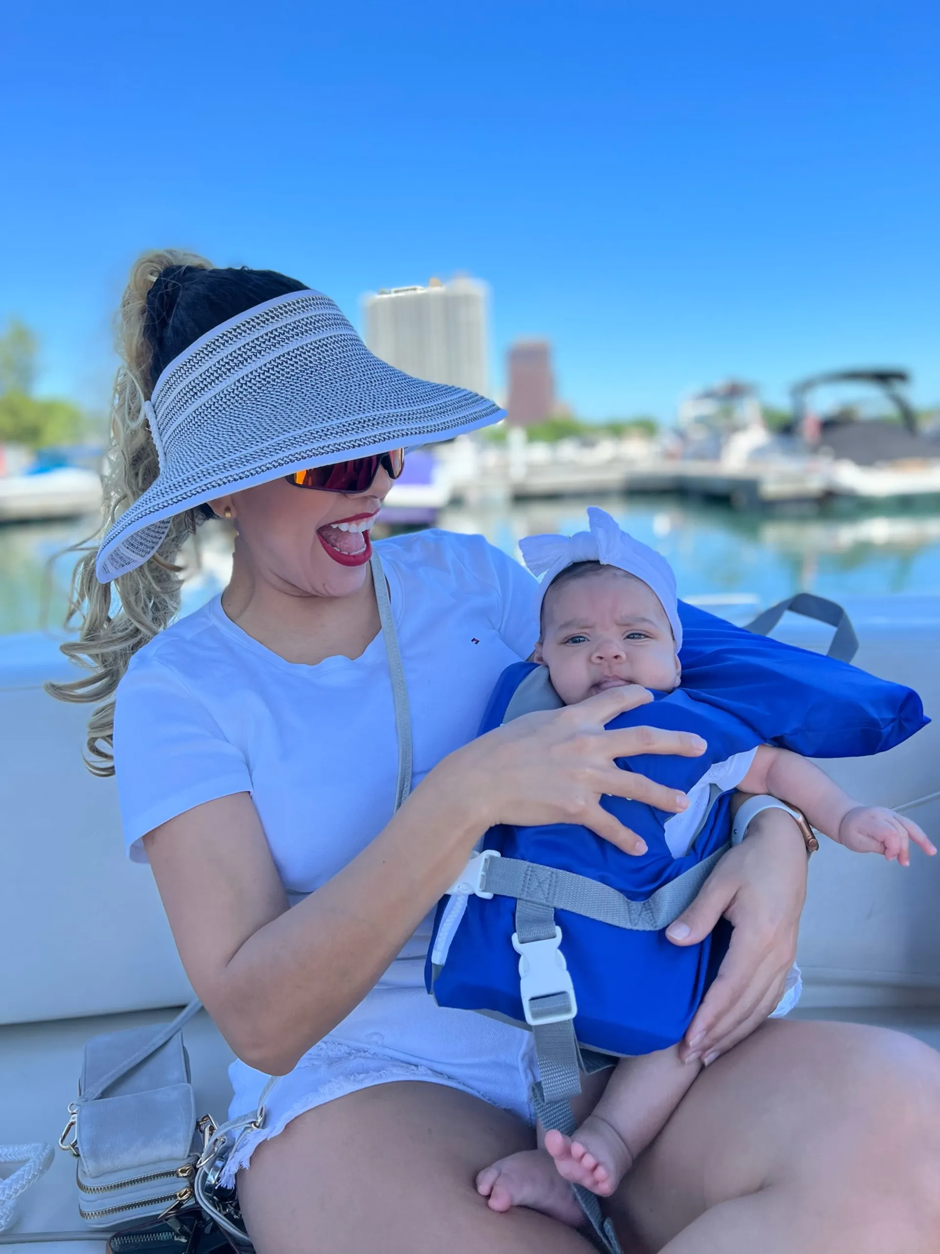 Boatschicago - Motor Boat for rent at Downtown Chicago