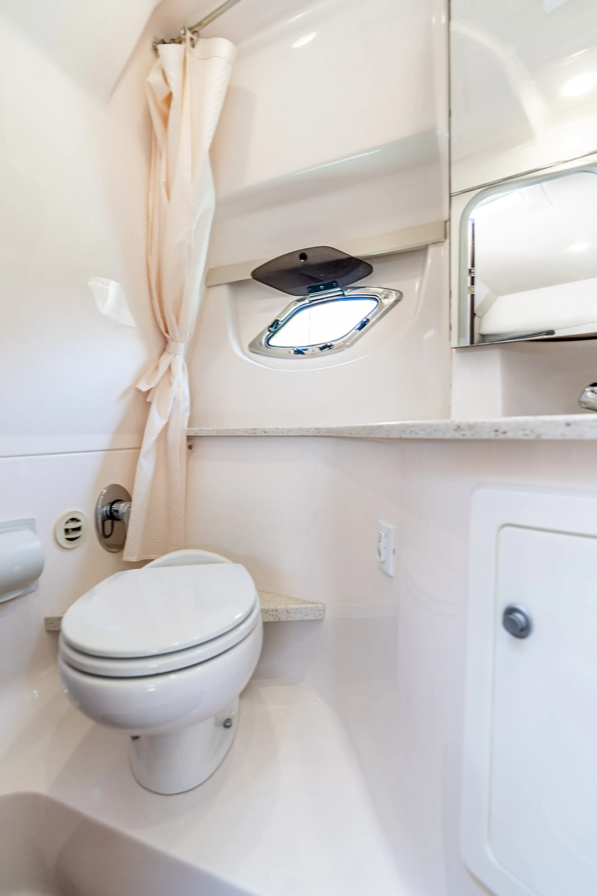 REGAL BOATS 35 SPORT COUPE W/JOYSTICK in Greenport, NY — photo 10