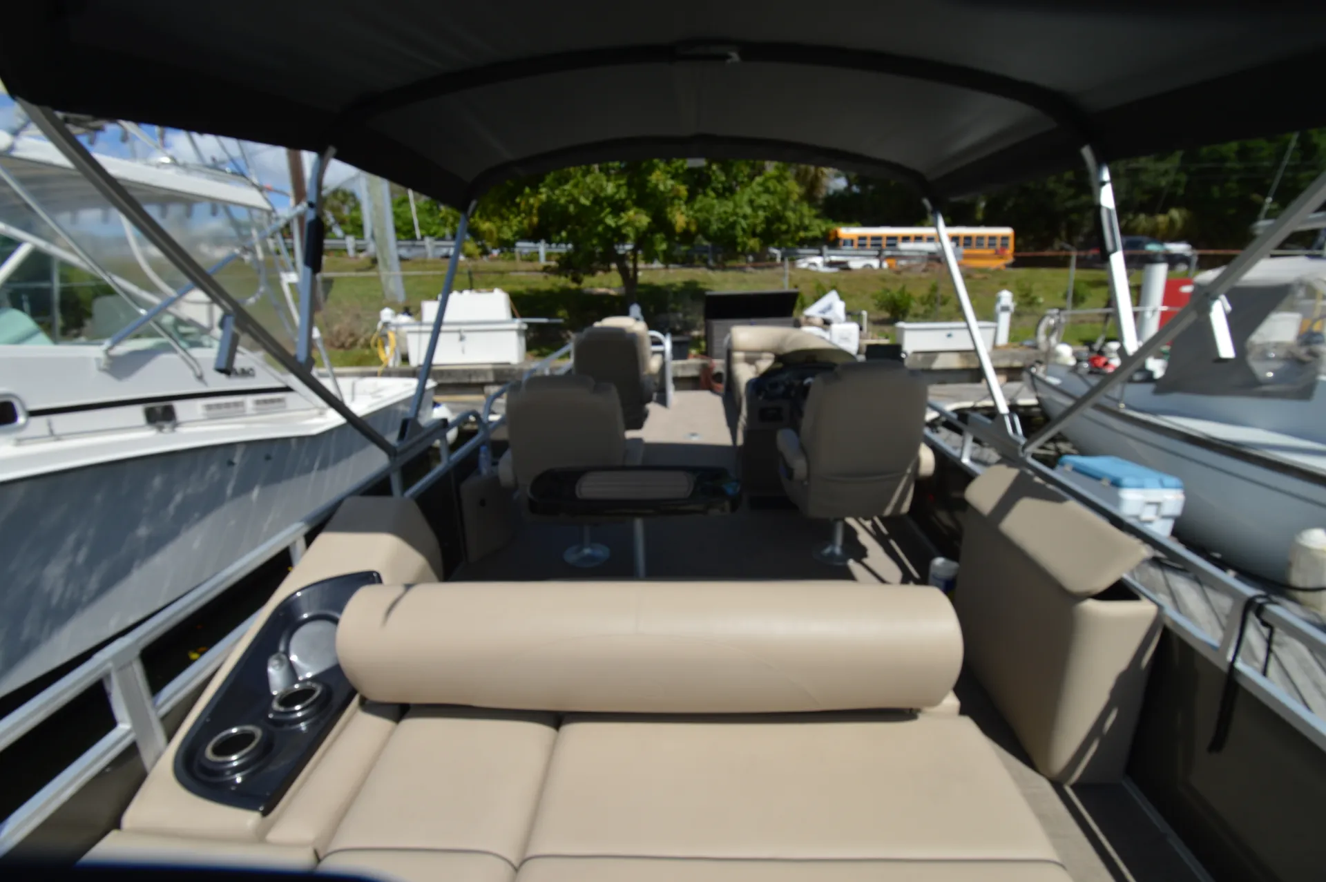 SUN TRACKER FISHIN' BARGE 24 DLX in Fort Lauderdale, FL — photo 3