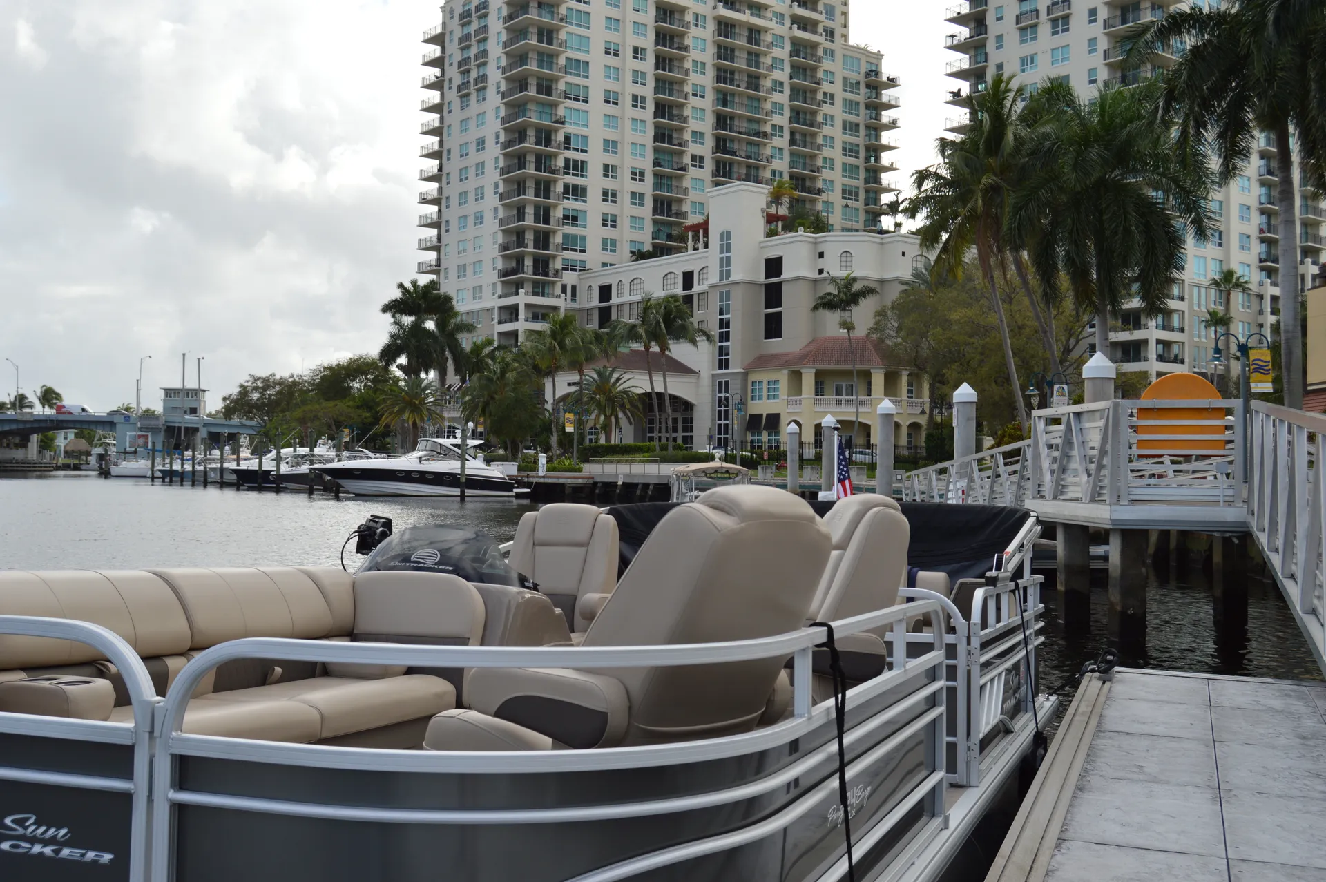 SUN TRACKER FISHIN' BARGE 24 DLX in Fort Lauderdale, FL — photo 10