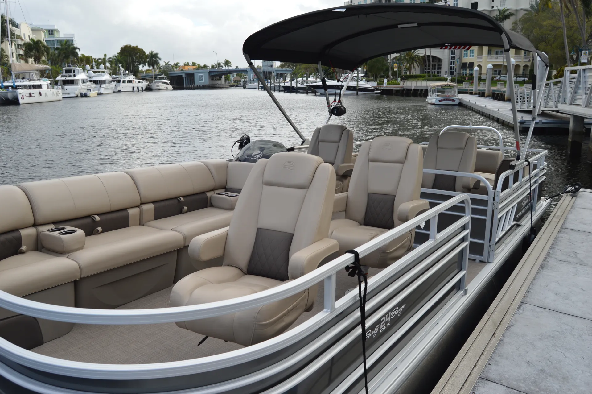 SUN TRACKER FISHIN' BARGE 24 DLX in Fort Lauderdale, FL — photo 4