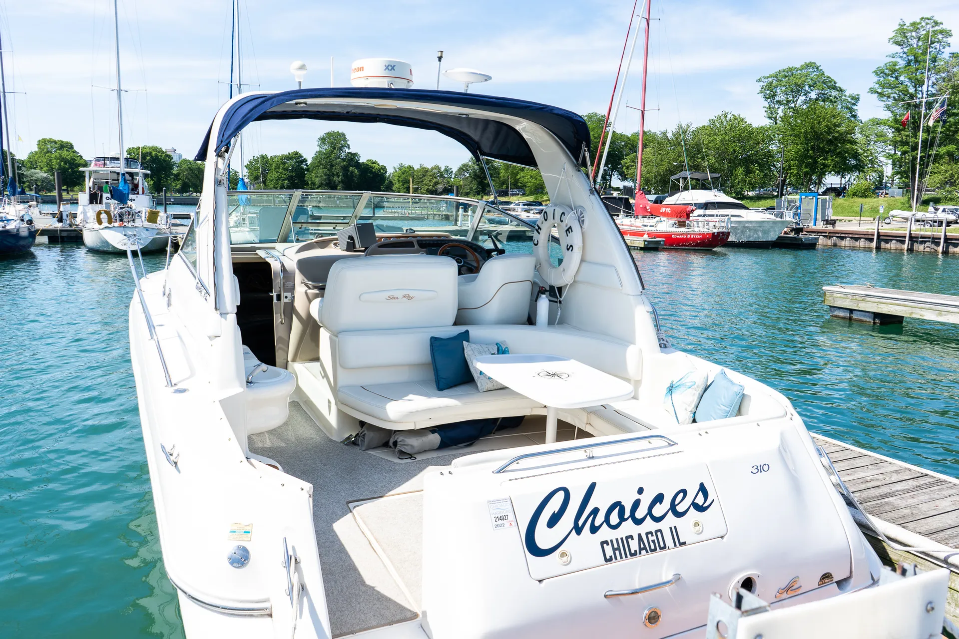 Sea Ray Boats 310 Sundancer in Chicago, IL — photo 5