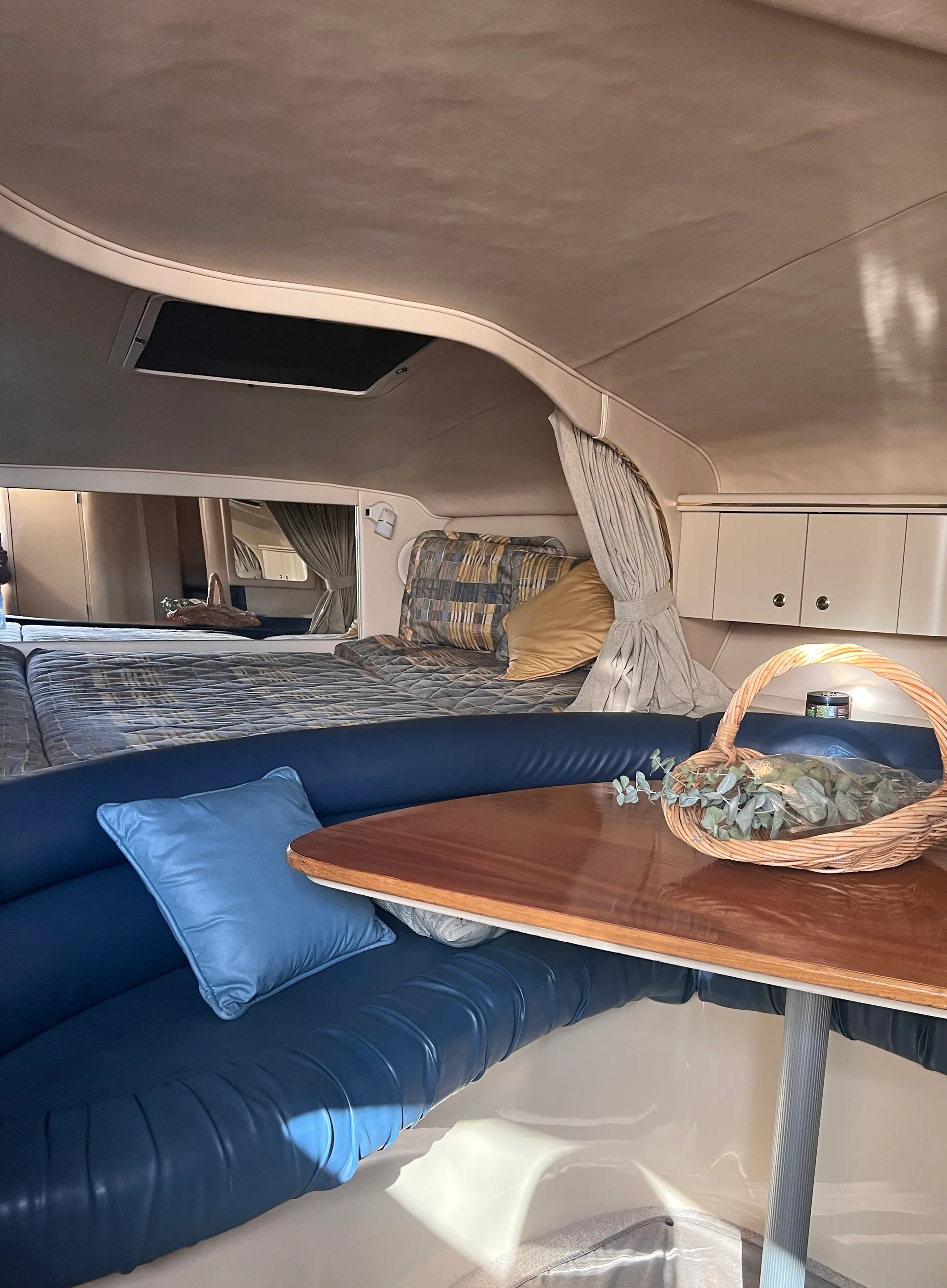 Sea Ray Boats 310 Sundancer in Chicago, IL — photo 2