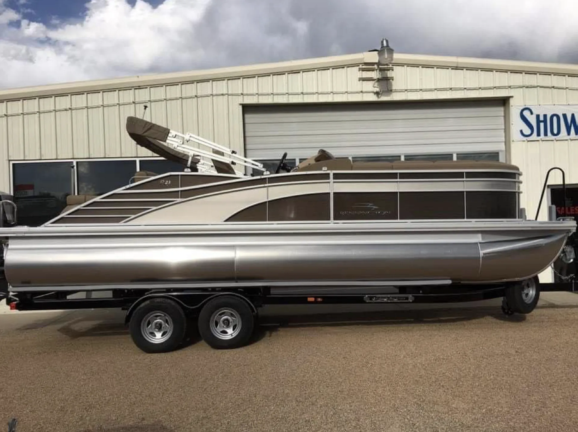 2016 Bennington TriToon