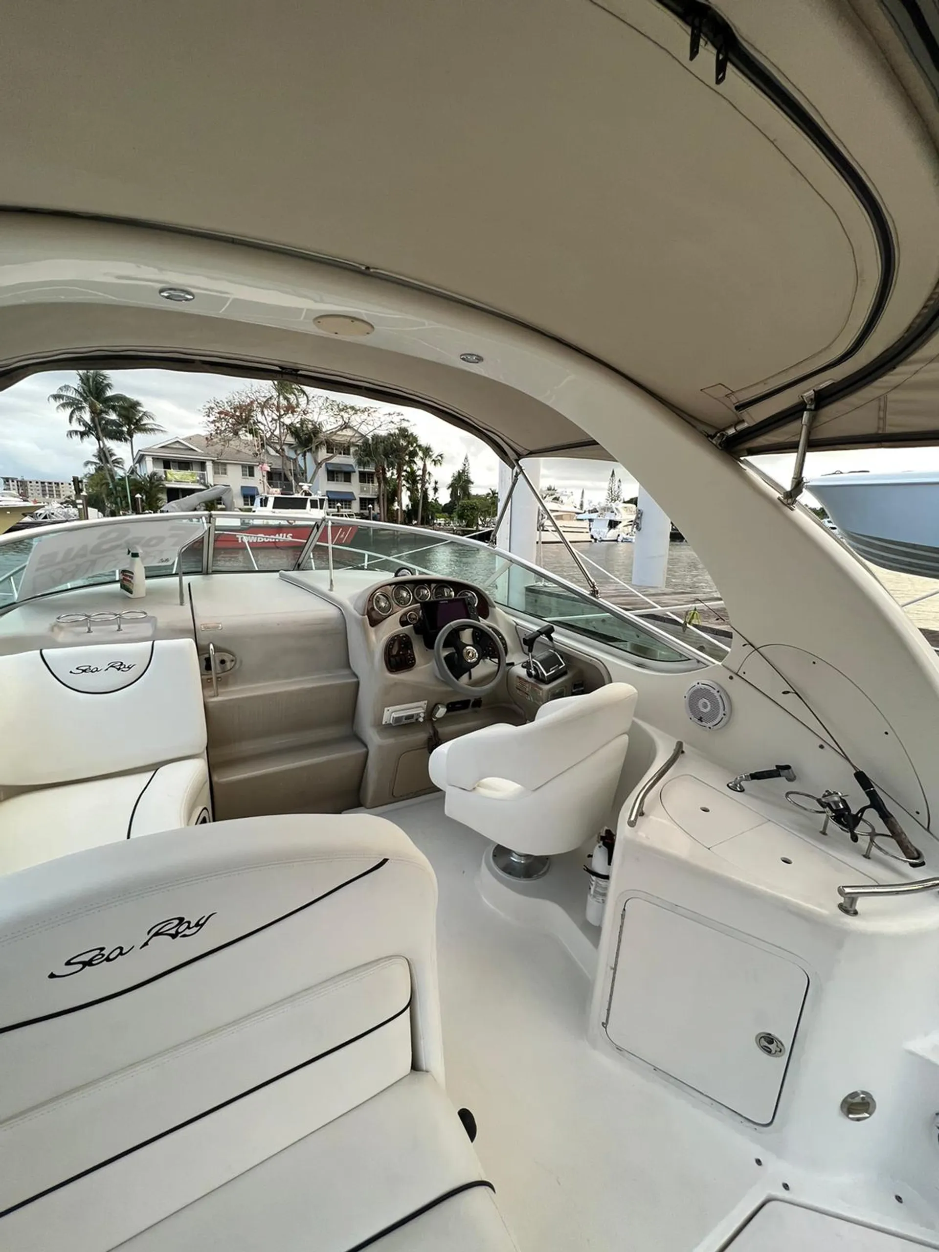 Sea Ray Boats 280 Sundancer in Fort Lauderdale, FL — photo 5