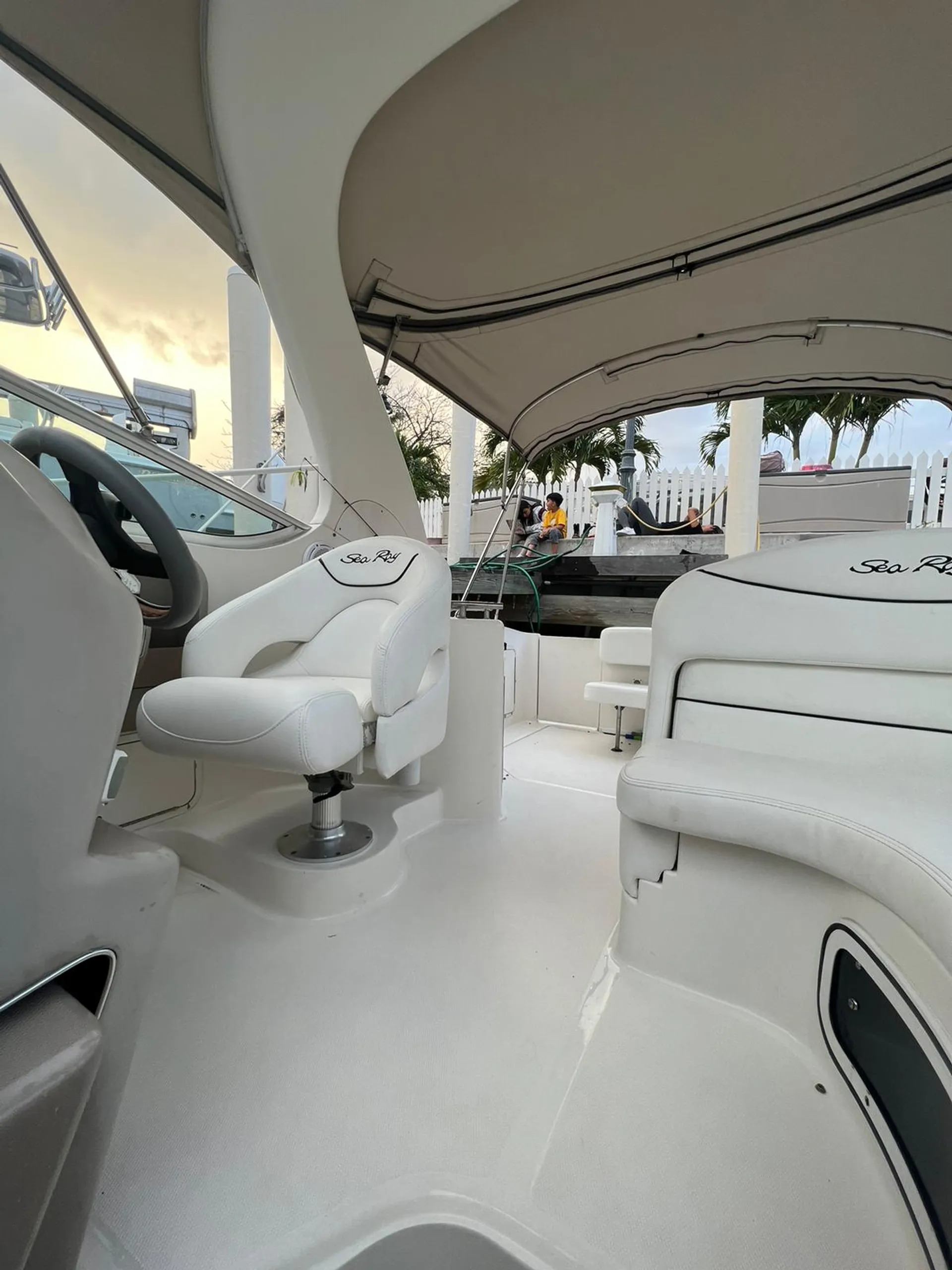 Sea Ray Boats 280 Sundancer in Fort Lauderdale, FL — photo 9