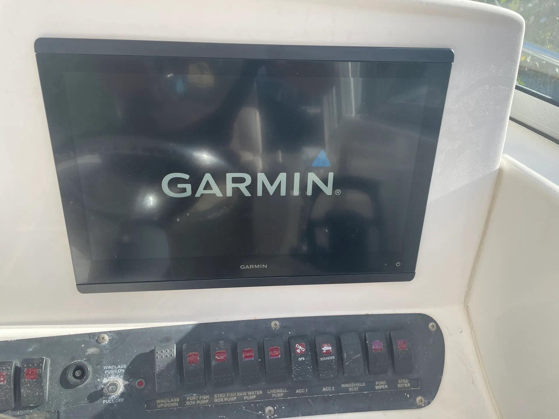 32' Boston Whaler Conquest with large cabin &amp; AC