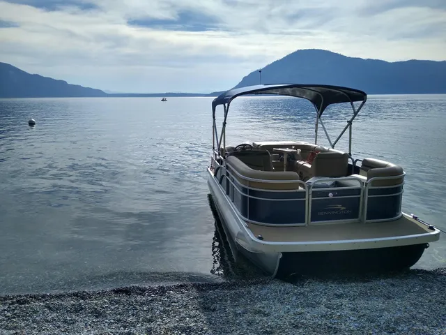 Rent a Bennington Marine pontoon in Athol, ID near me