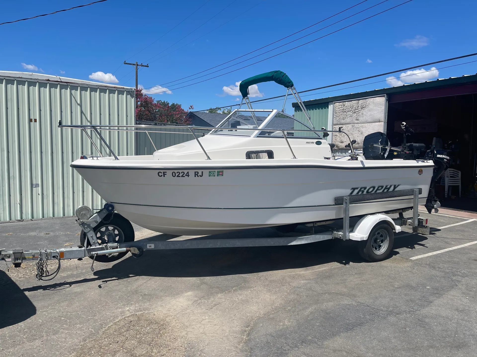 Rent this 18' Walkaround for Fishing or Cruising!