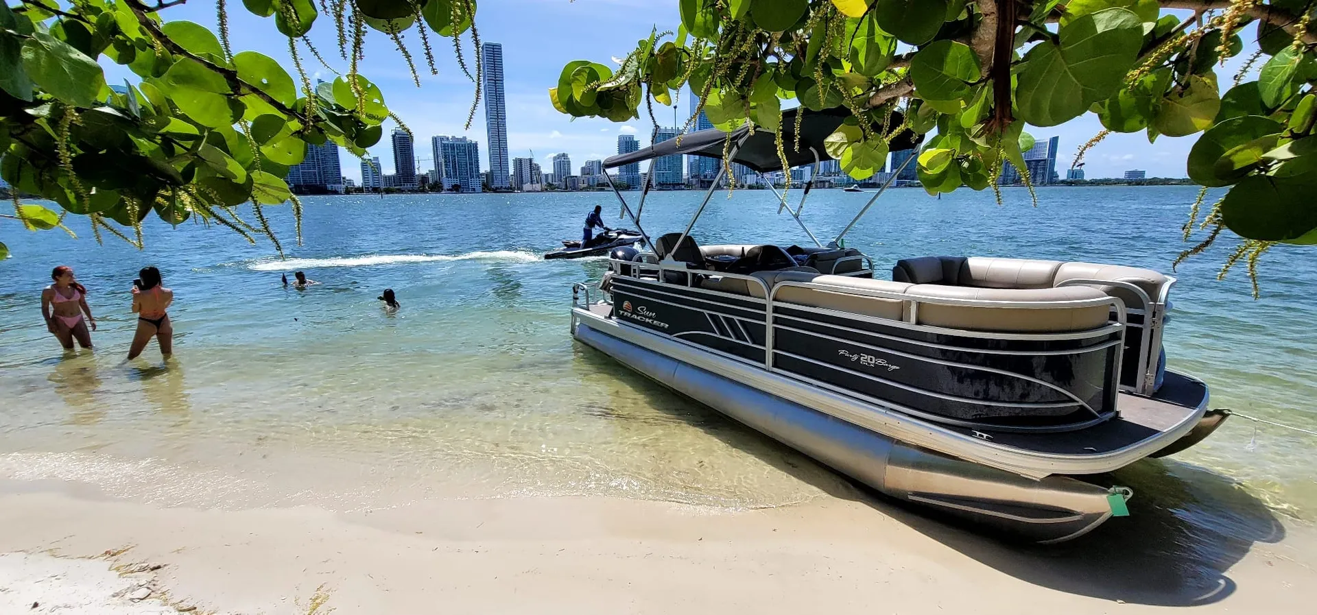 SUN TRACKER PARTY BARGE 20 DLX in Miami Beach, FL — photo 2