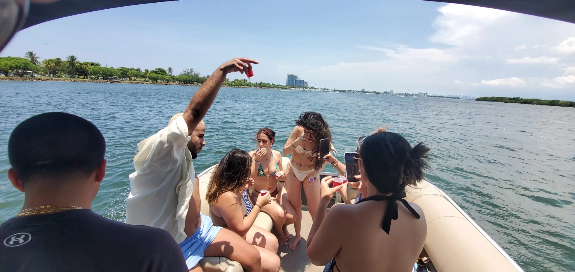 SUN TRACKER PARTY BARGE 20 DLX in Miami Beach, FL — photo 3