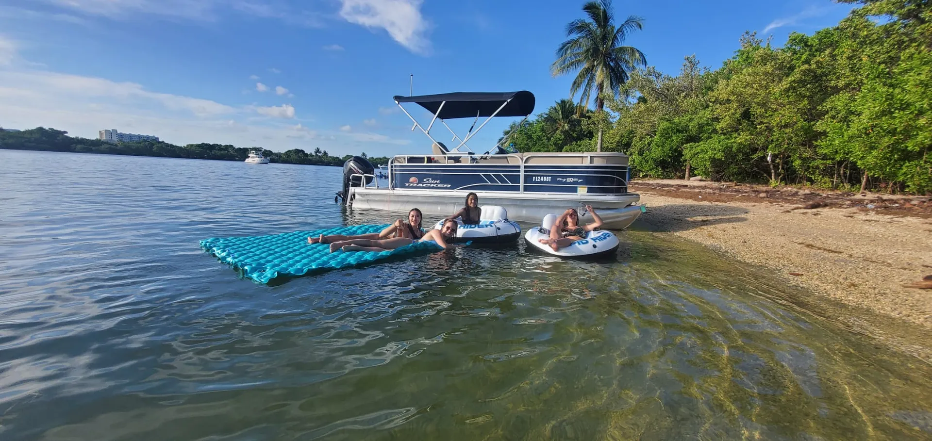 SUN TRACKER PARTY BARGE 20 DLX in Miami Beach, FL — photo 5