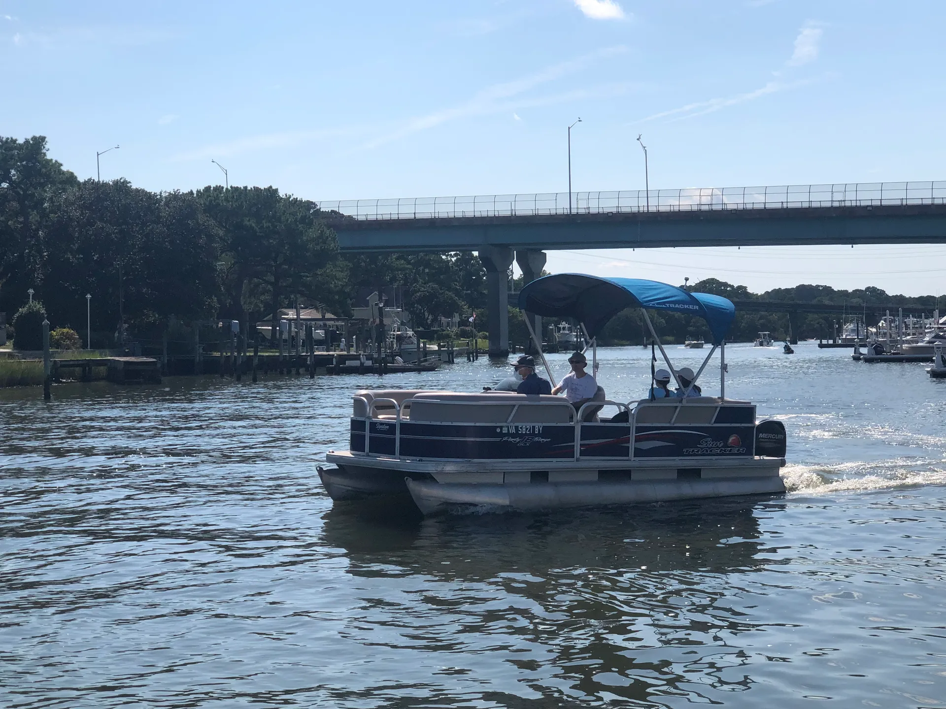 Sun Tracker by Tracker Marine Party Barge 18 DLX w/60ELPT 4-S in Virginia Beach, VA — photo 2