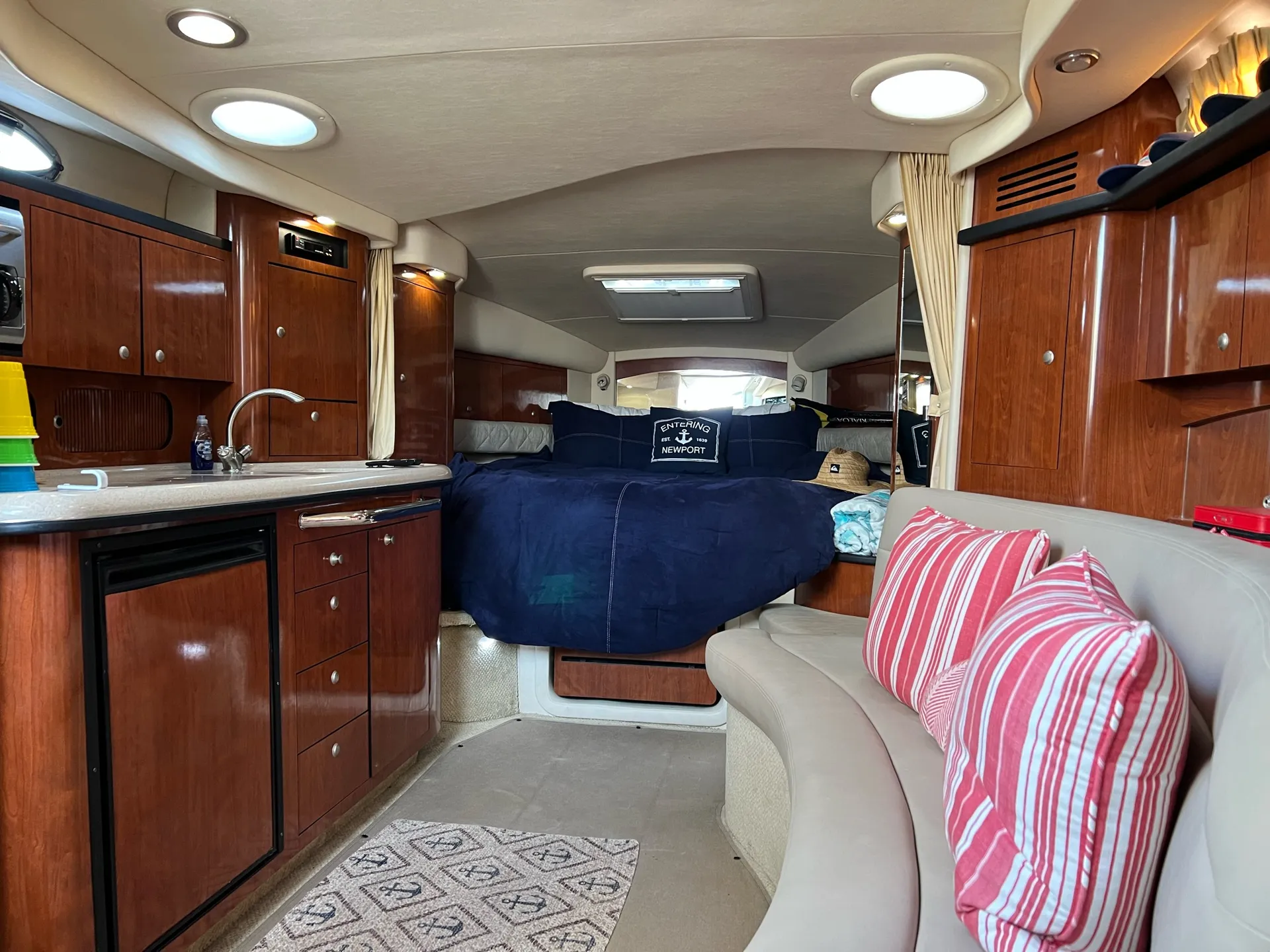 Sea Ray Boats 340 Sundancer in Newport, RI — photo 8