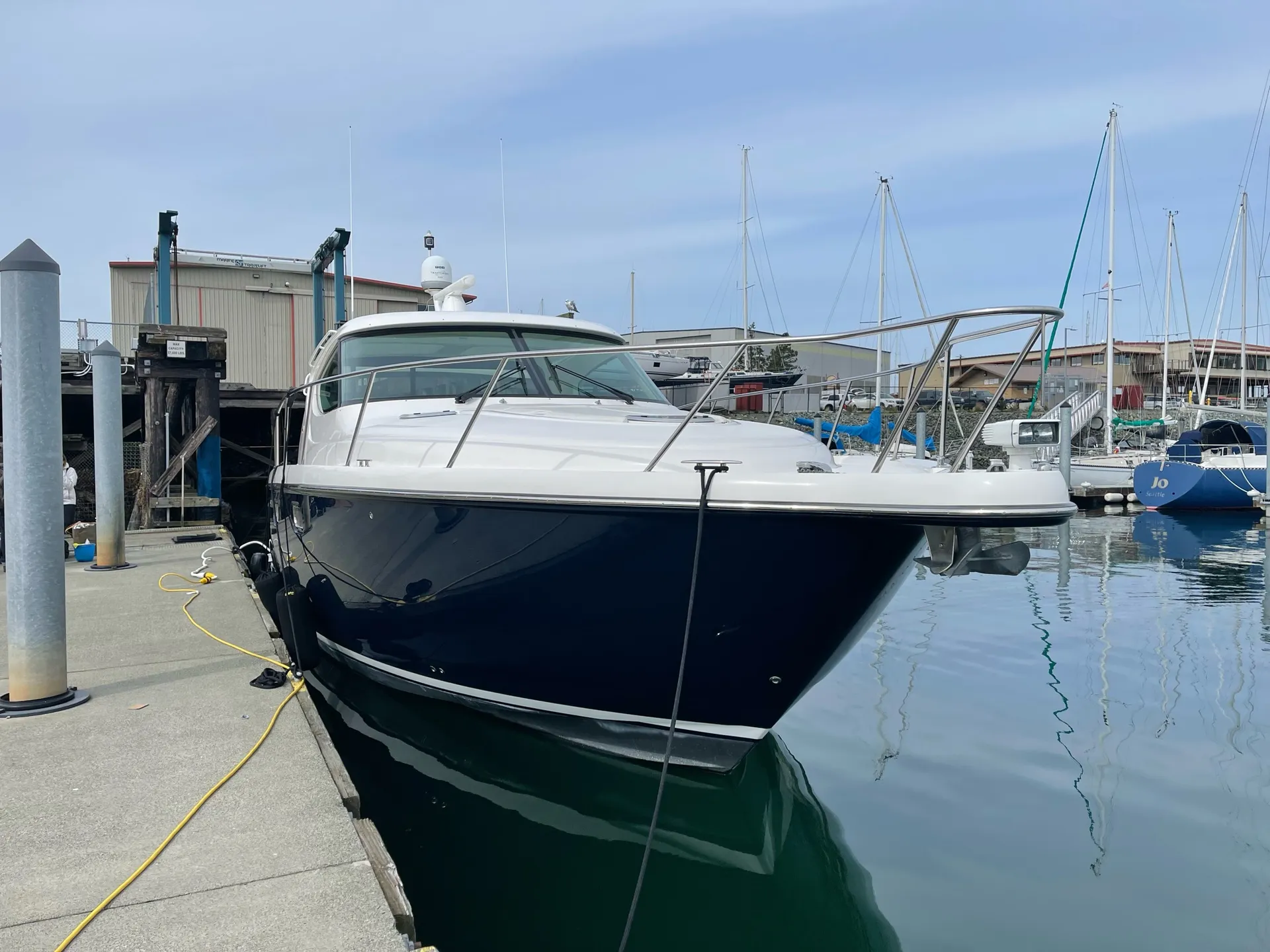 Explore the waters Lake Washington aboard the luxurious 47' Tiara 