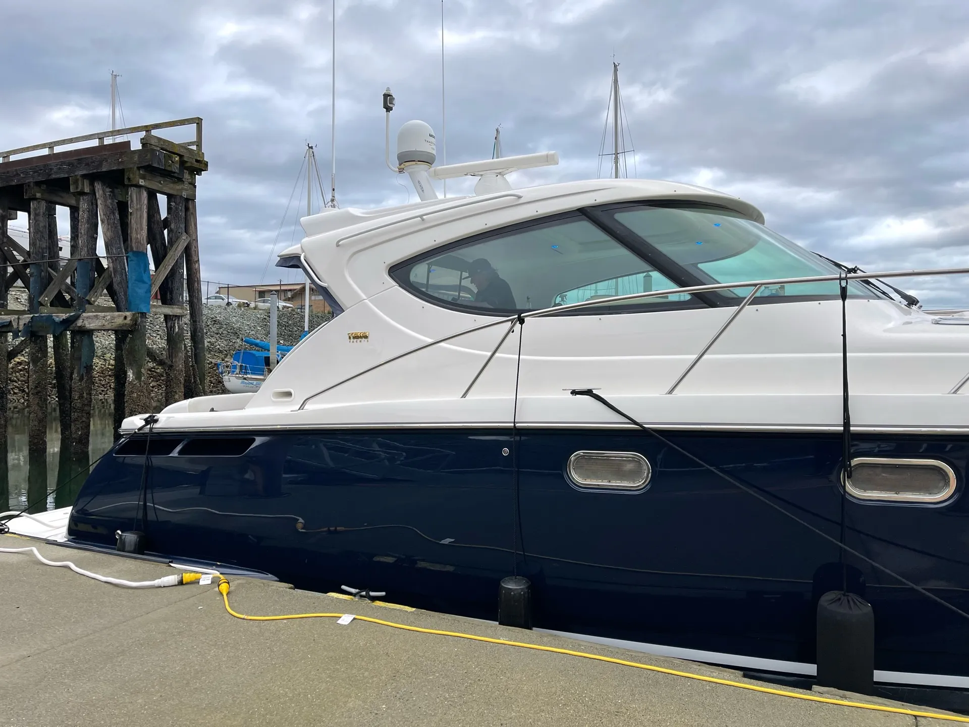 Explore the waters Lake Washington aboard the luxurious 47' Tiara 
