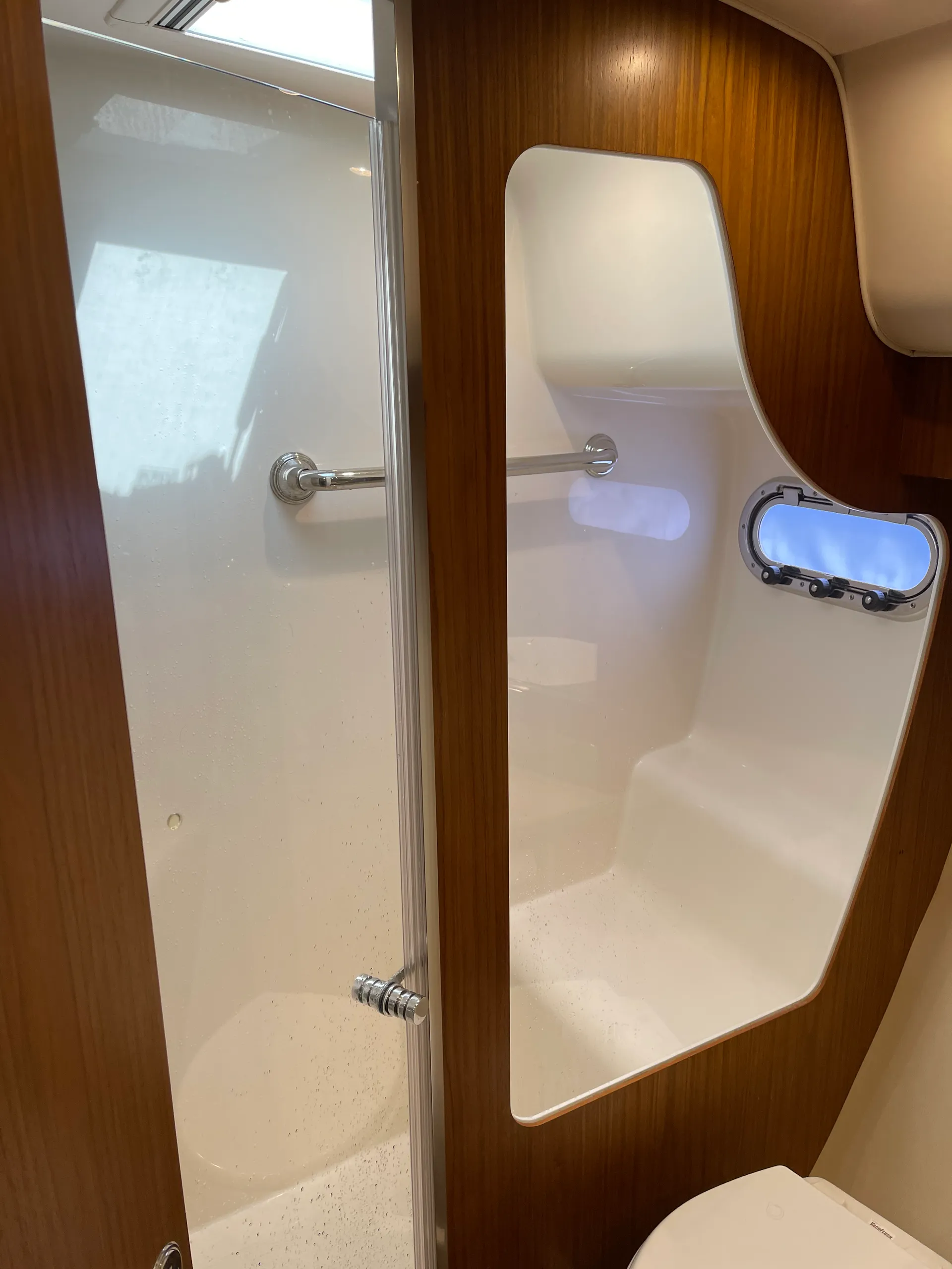 Explore the waters Lake Washington aboard the luxurious 47' Tiara 
