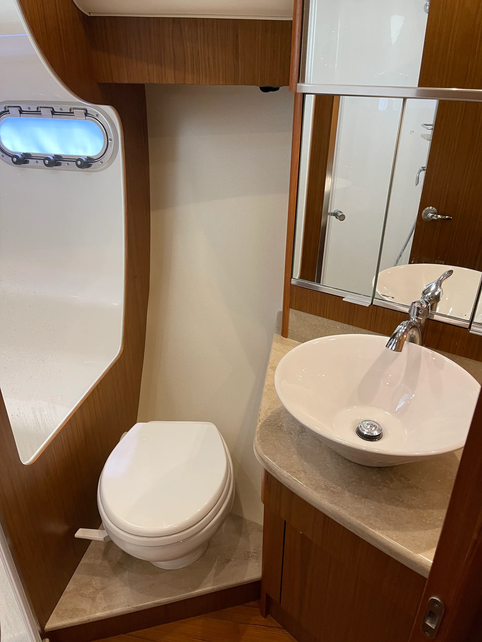 Explore the waters Lake Washington aboard the luxurious 47' Tiara 