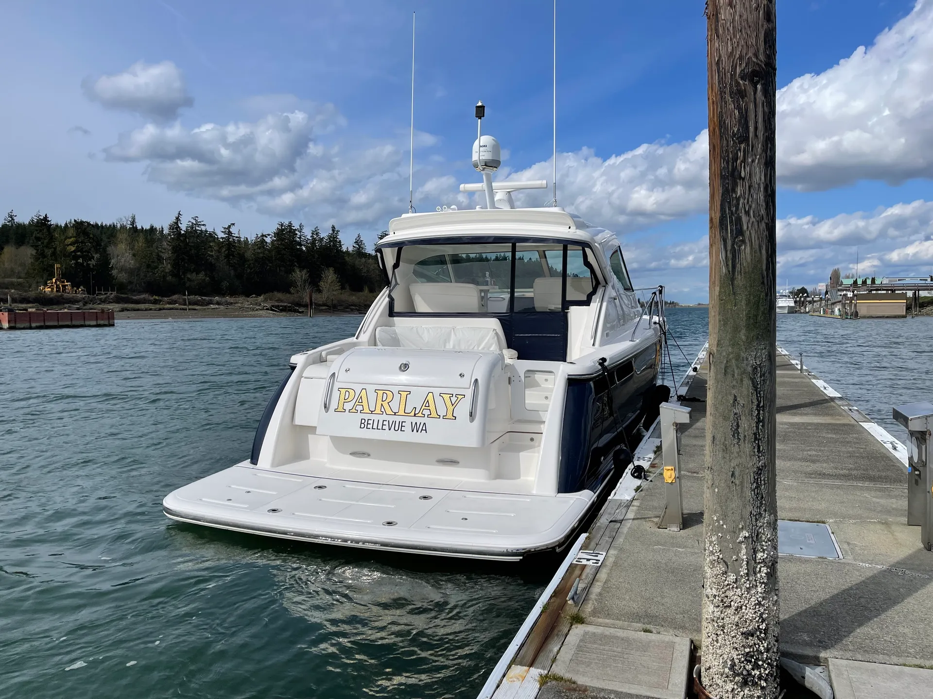 Explore the waters Lake Washington aboard the luxurious 47' Tiara 