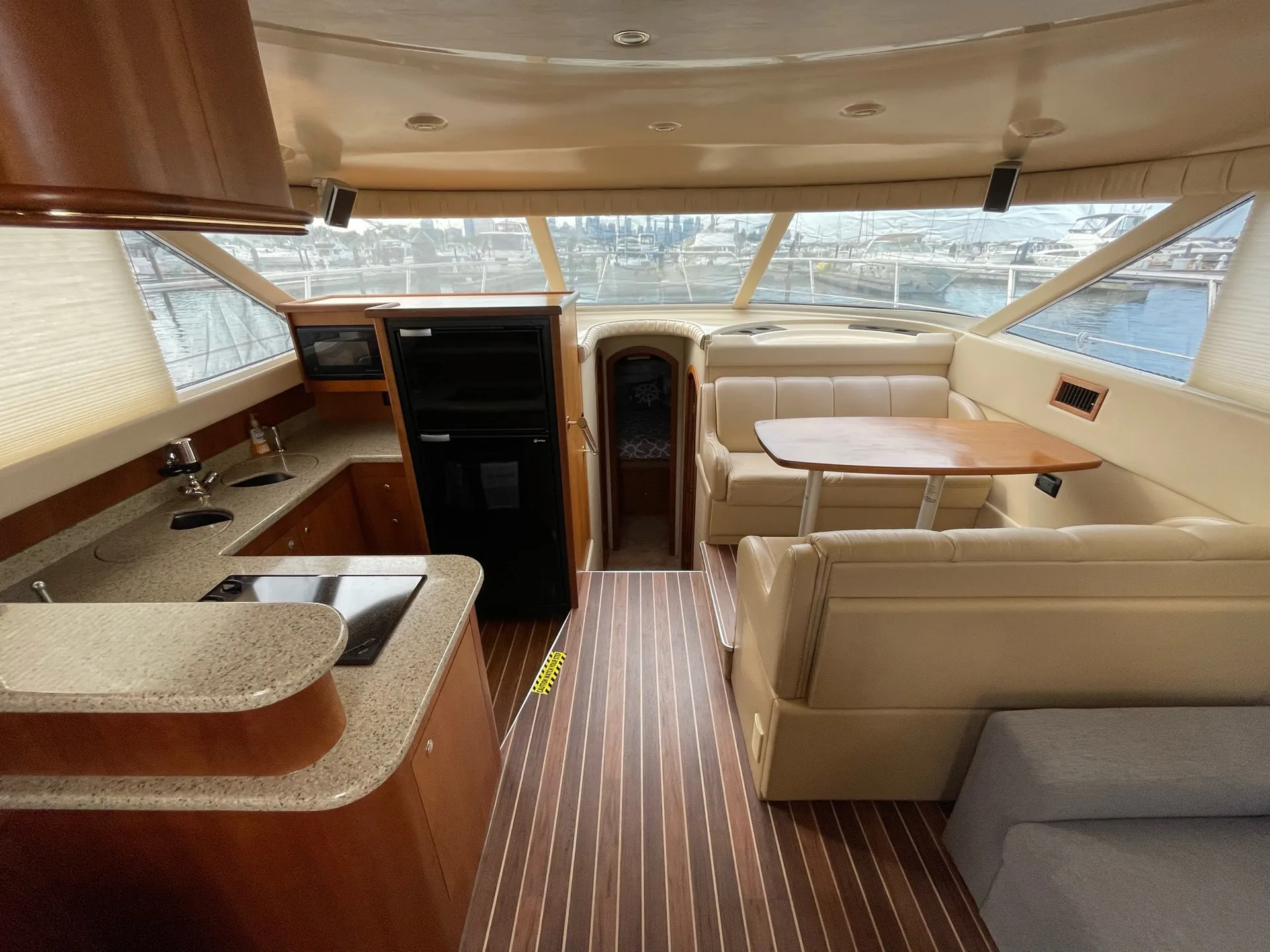 46’ Cruisers yacht with swim platform