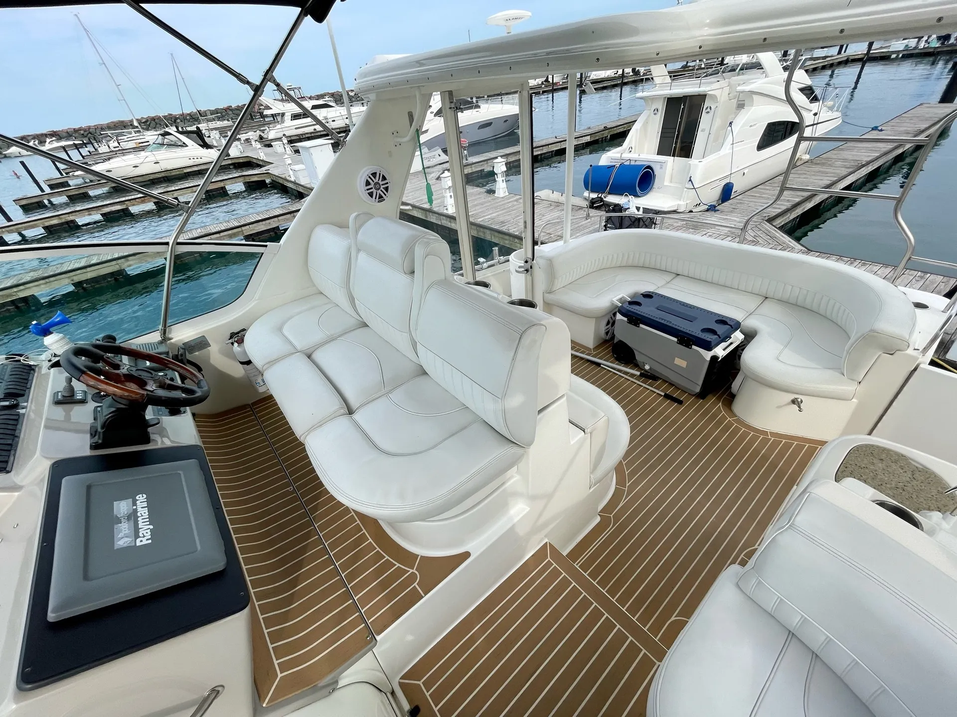46’ Cruisers yacht with swim platform