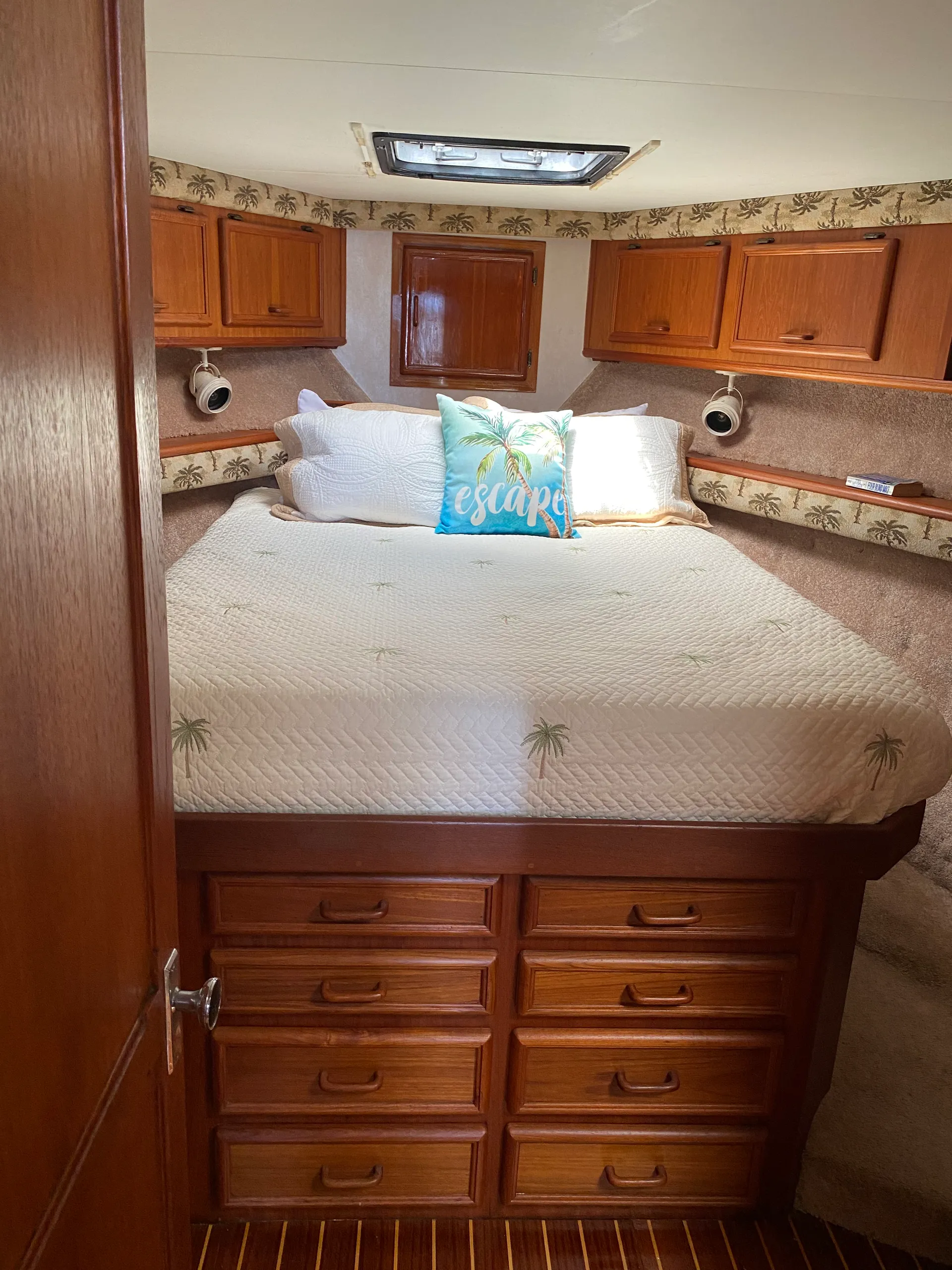 47’ Custom Jersey, Discover Boston and surrounding areas in comfort. 