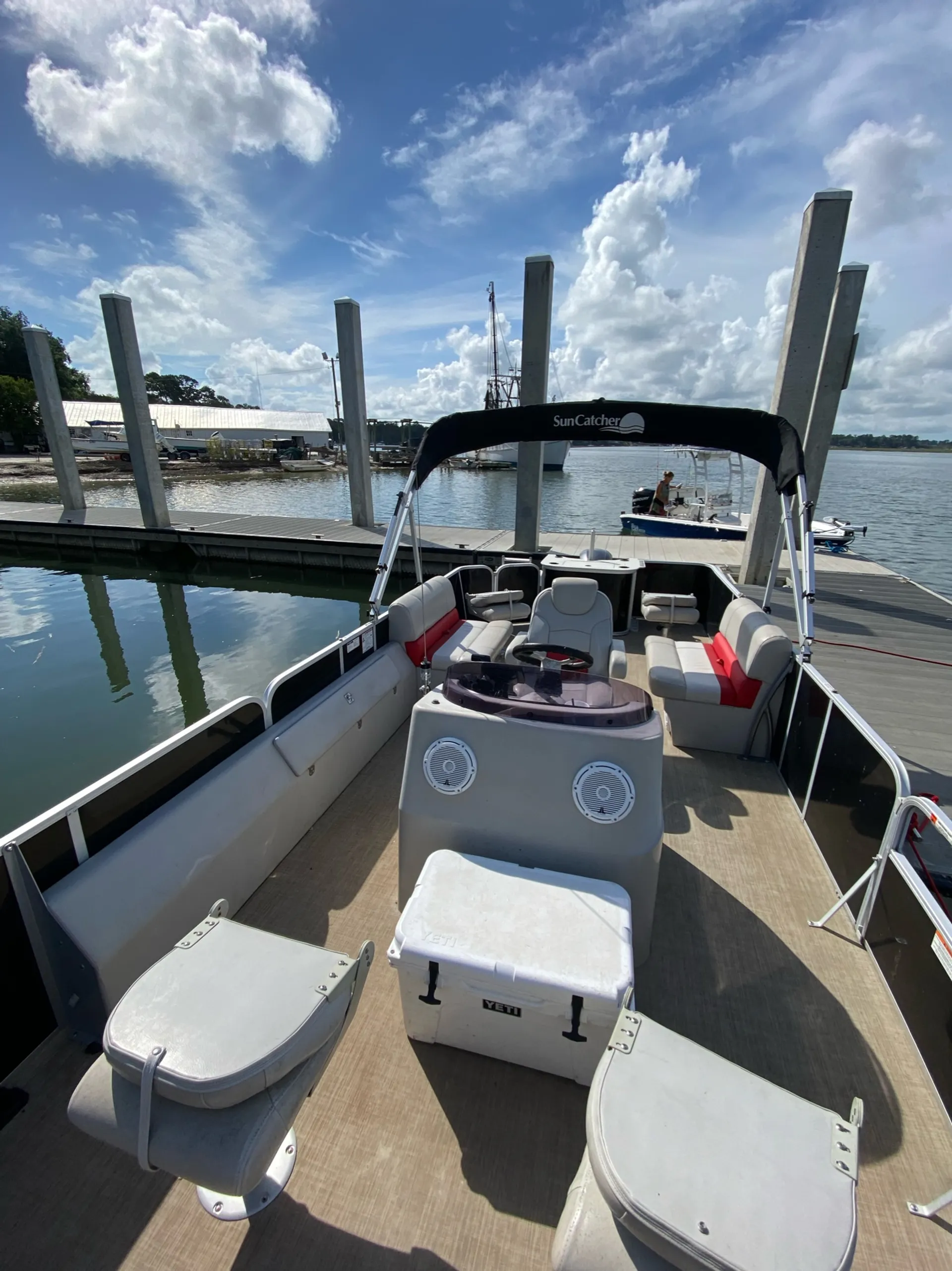 23ft pontoon boat/ easy to operate 