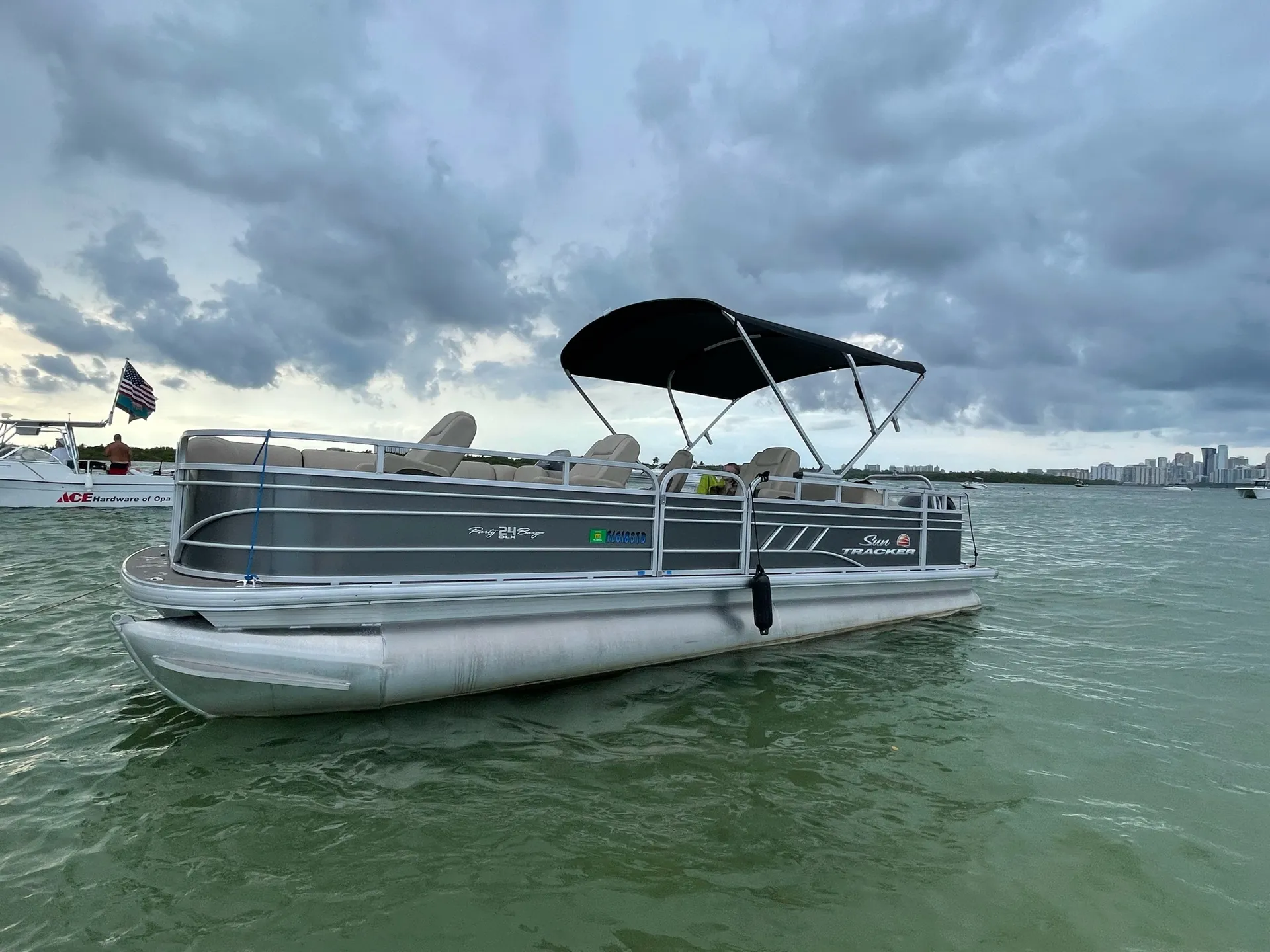 SUN TRACKER PARTY BARGE 24 DLX in Dania Beach, FL — photo 7