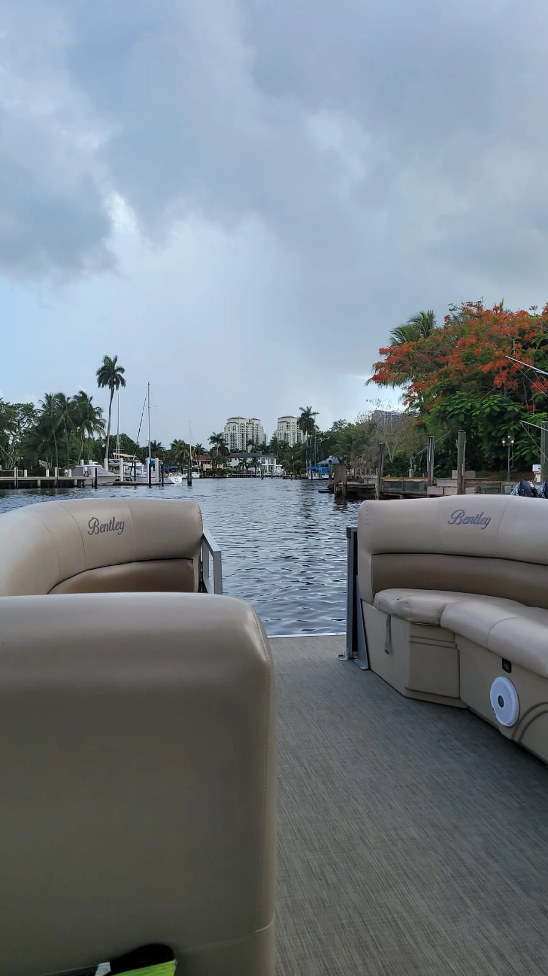 Comfortable and spacious 28’ Pontoon 