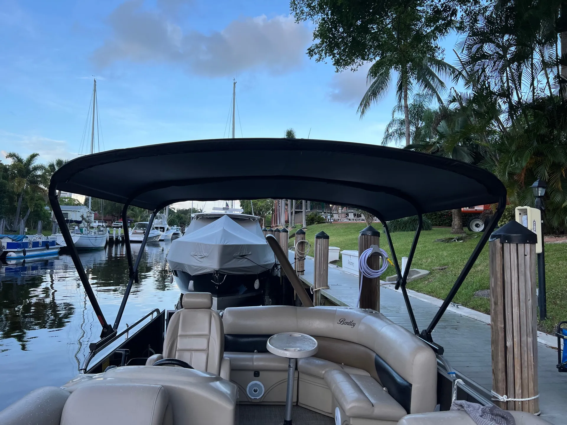 Comfortable and spacious 28’ Pontoon 