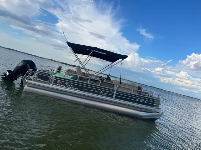 Rent a SUN TRACKER pontoon in Wylie, TX near me