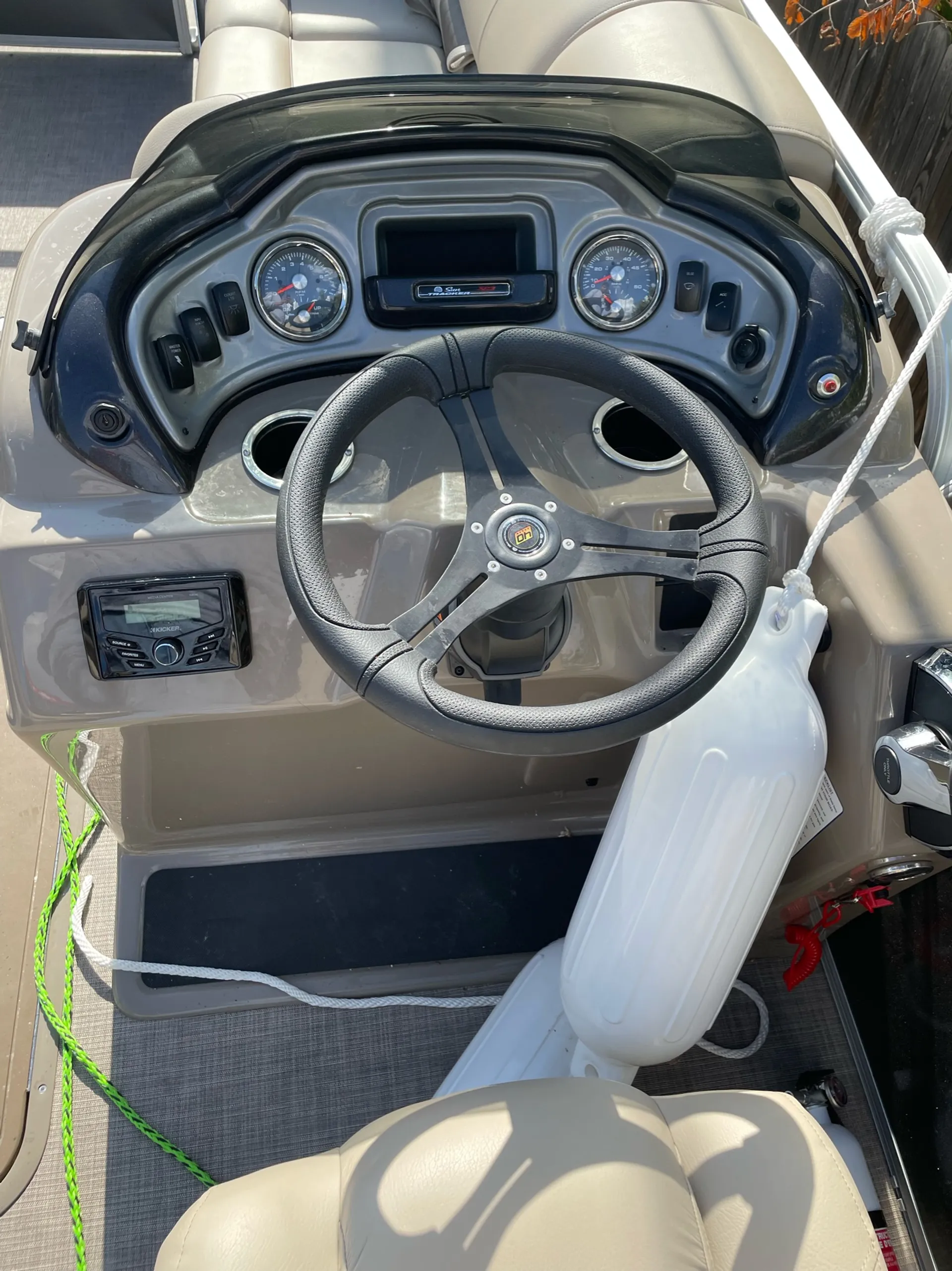 SUN TRACKER PARTY BARGE 22 RF DLX in Lewisville, TX — photo 2