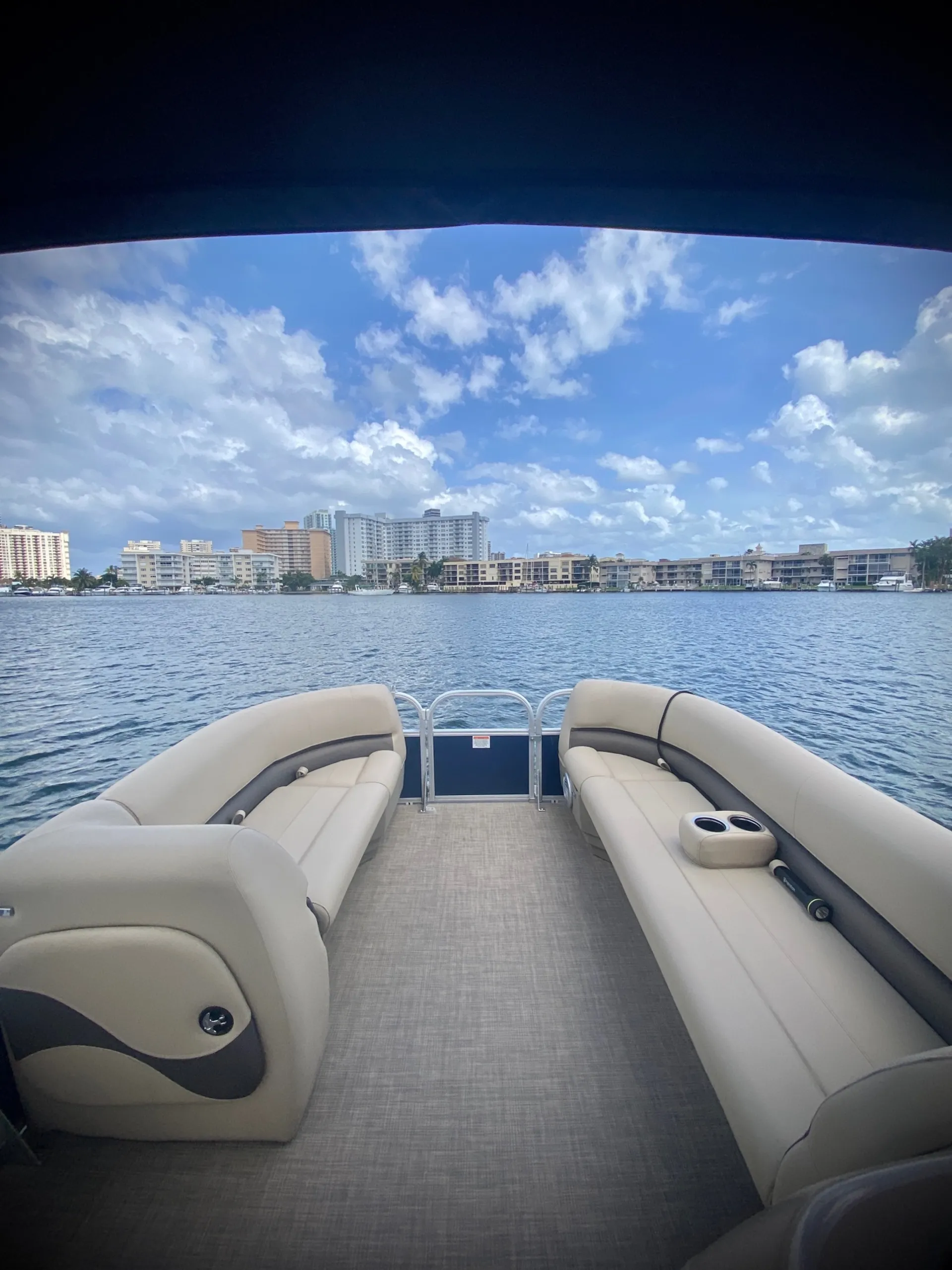 SUN TRACKER PARTY BARGE 18 DLX in Hallandale Beach, FL — photo 2