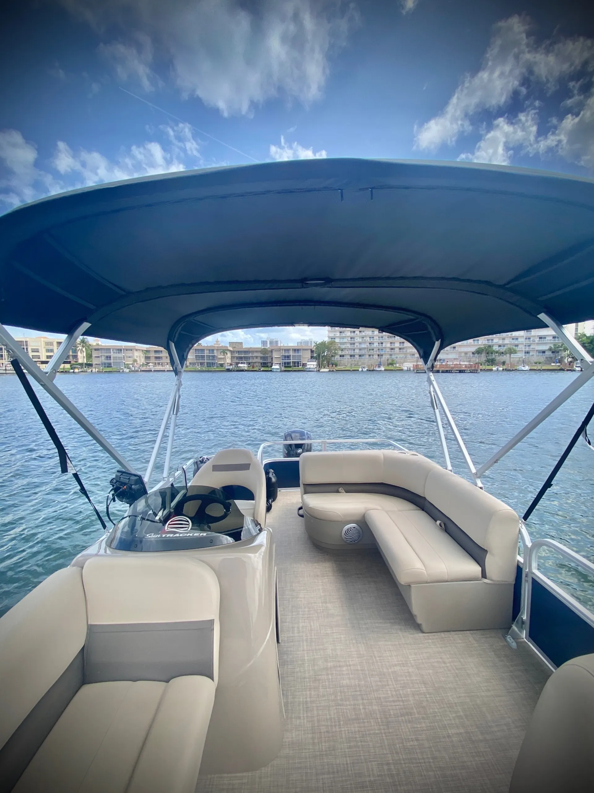 SUN TRACKER PARTY BARGE 18 DLX in Hallandale Beach, FL — photo 3