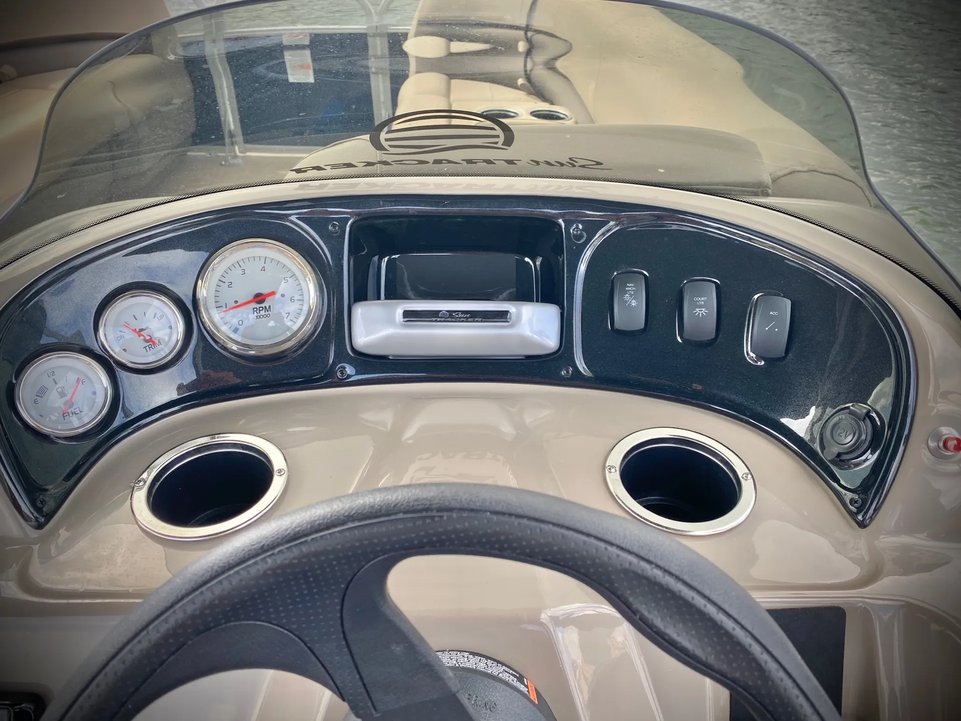 SUN TRACKER PARTY BARGE 18 DLX in Hallandale Beach, FL — photo 6