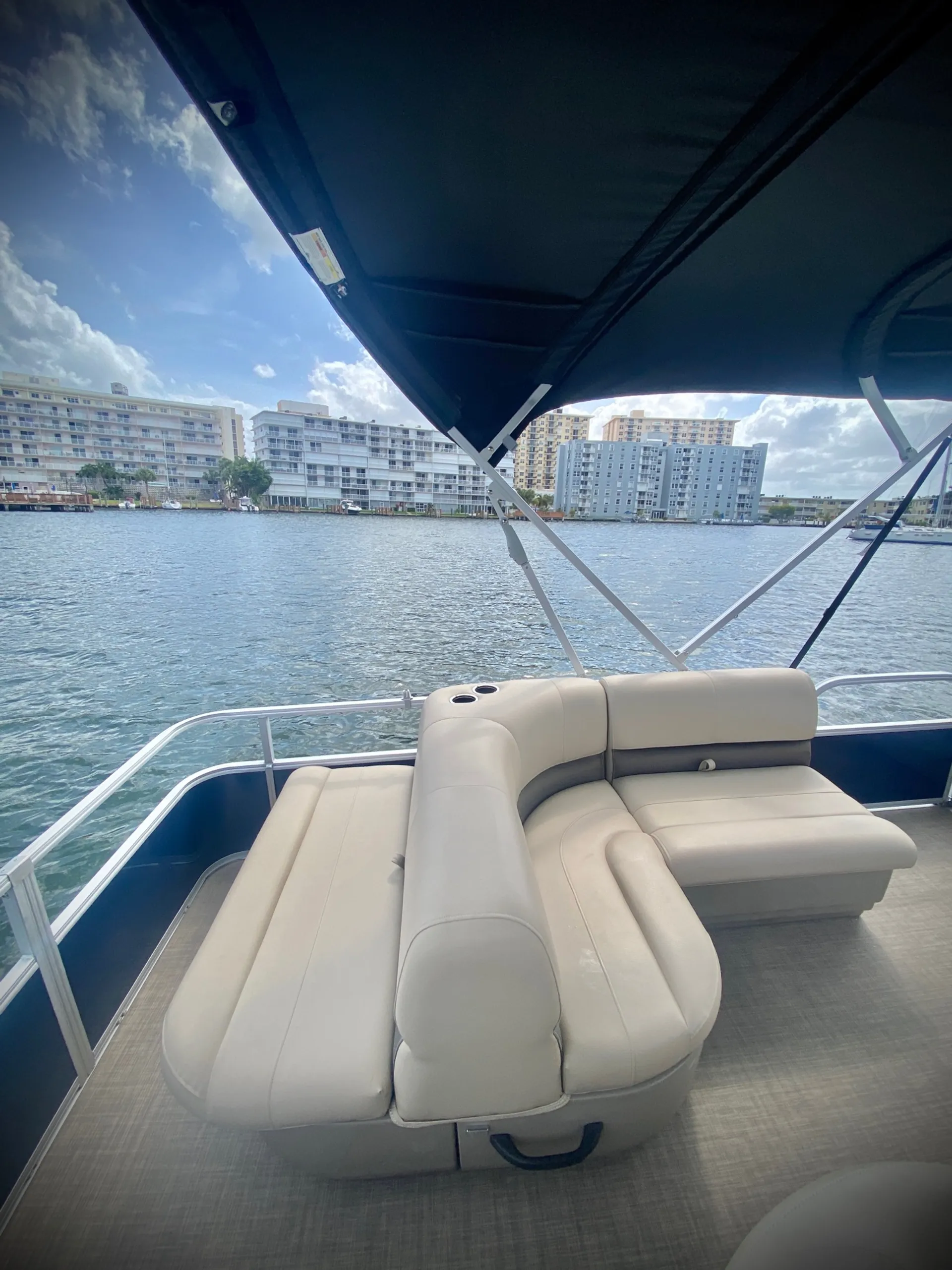 SUN TRACKER PARTY BARGE 18 DLX in Hallandale Beach, FL — photo 4