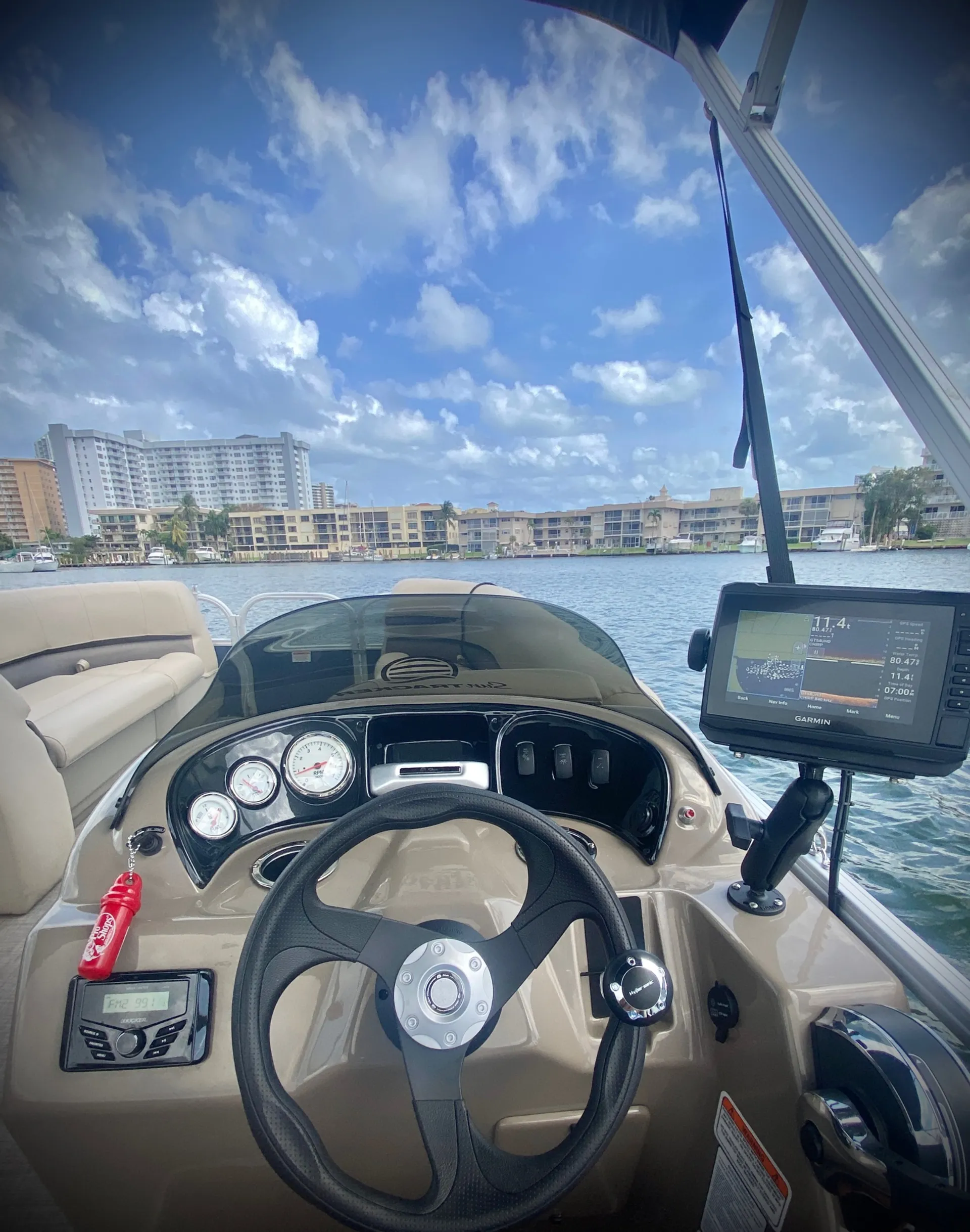 SUN TRACKER PARTY BARGE 18 DLX in Hallandale Beach, FL — photo 5