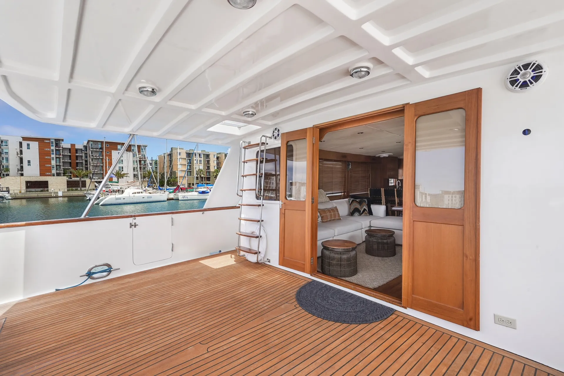 2015 70 ft defevor yacht lots of toys out door bar 