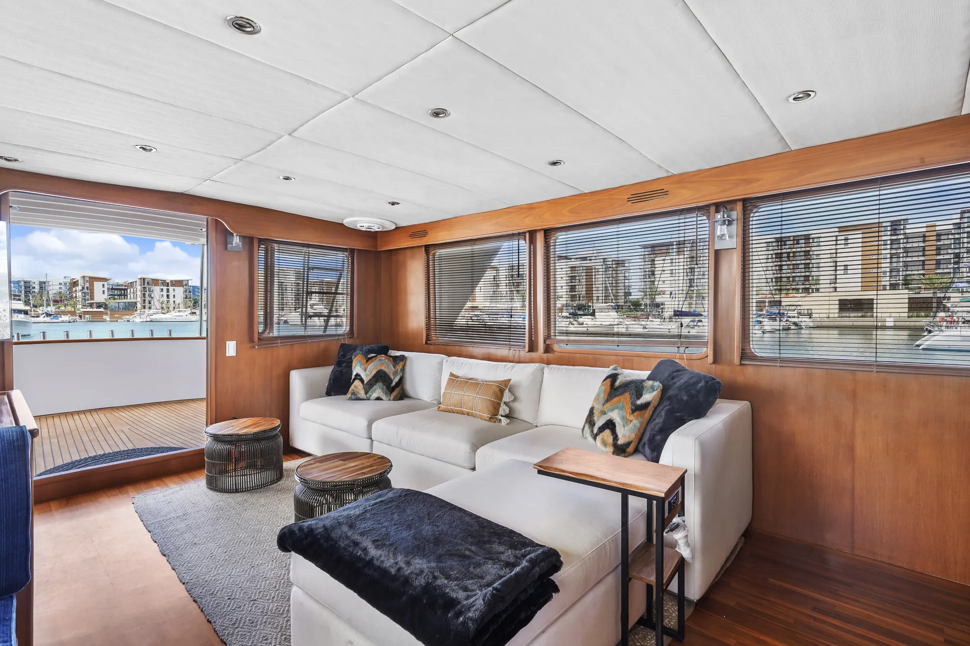 2015 70 ft defevor yacht lots of toys out door bar 