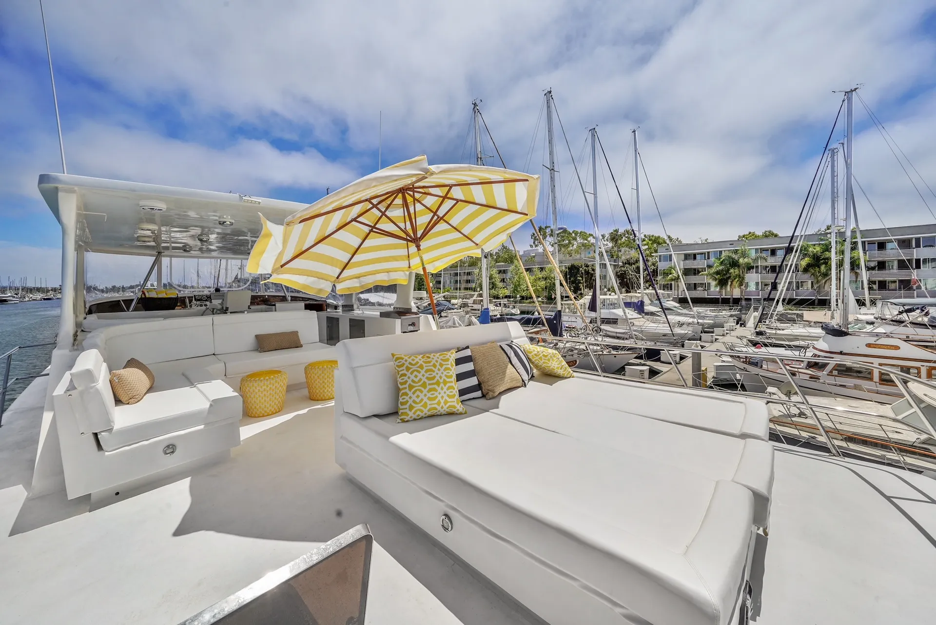 2015 70 ft defevor yacht lots of toys out door bar 