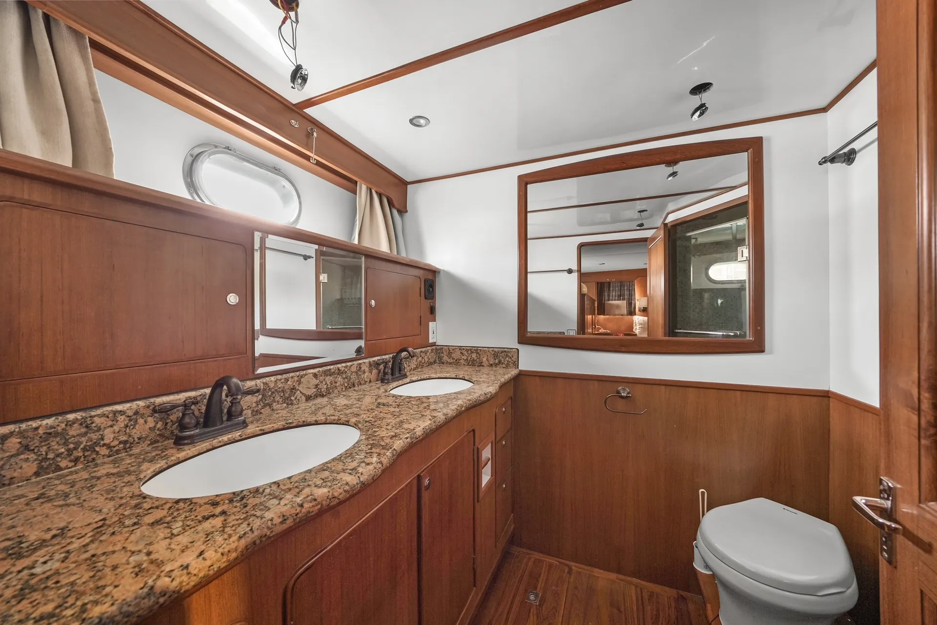 2015 70 ft defevor yacht lots of toys out door bar 